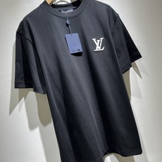 LouisVuitt*路易*登 2026春夏全新系列单品上线,非常时髦前卫的一款男女同款短袖T恤,标识l LouisVuitt*路易*登 2026春夏全新系列单品上线,非常时髦前卫的一款男女同款短袖T恤,标识l