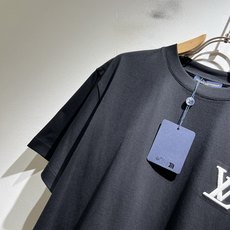 LouisVuitt*路易*登 2026春夏全新系列单品上线,非常时髦前卫的一款男女同款短袖T恤,标识l LouisVuitt*路易*登 2026春夏全新系列单品上线,非常时髦前卫的一款男女同款短袖T恤,标识l