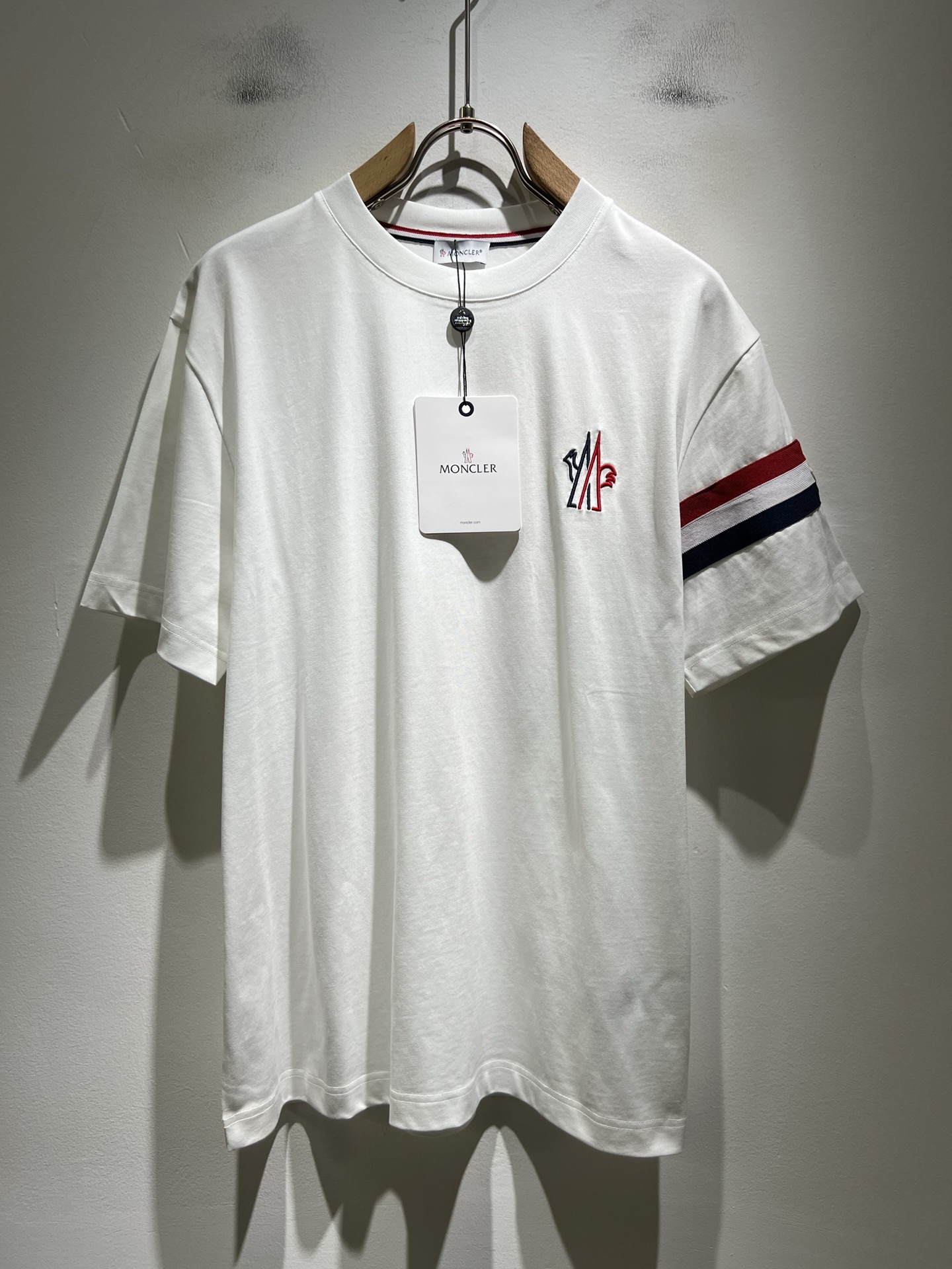 NO:758388,Moncler Mengjia's latest 2026 spring and summer trade order short-sleeved T-shirts for men and women, all in good condition!  !  Internet celebrity model!  Designed with logo embroidery!  The upper body is comfortable and breathable, not stiff, and the overall body has a rich three-dimensional feel. It is a quality export order and is customized with exclusive pure cotton fabric tailoring to meet the simple needs of commuters. The upper body effect is very good, slimming, and not picky about the figure. The fabric workmanship... is impeccable. Only good craftsmanship and good fabrics can make you wear a good taste. It is a must-have item for everyone!  Size S-2XL,,T-shirt,tees,t-shirt,19860909Moncler蒙家 2026春夏最新男女同款贸易订单短袖T恤,全品相！！网红款！采用logo图案刺绣设计！上身舒适透气,不僵硬,整体有着丰富的立体感,品质出口订单,定制专属纯棉面料剪裁,满足通勤人们对于着装的简约需求,上身效果很好,显瘦,不挑剔身材.面料做工....无可挑剔,好工艺好面料才能穿出好品味一款,人手必备单品！尺码S-2XL,,T-shirt,tees，t-shirt,,Men's clothing
