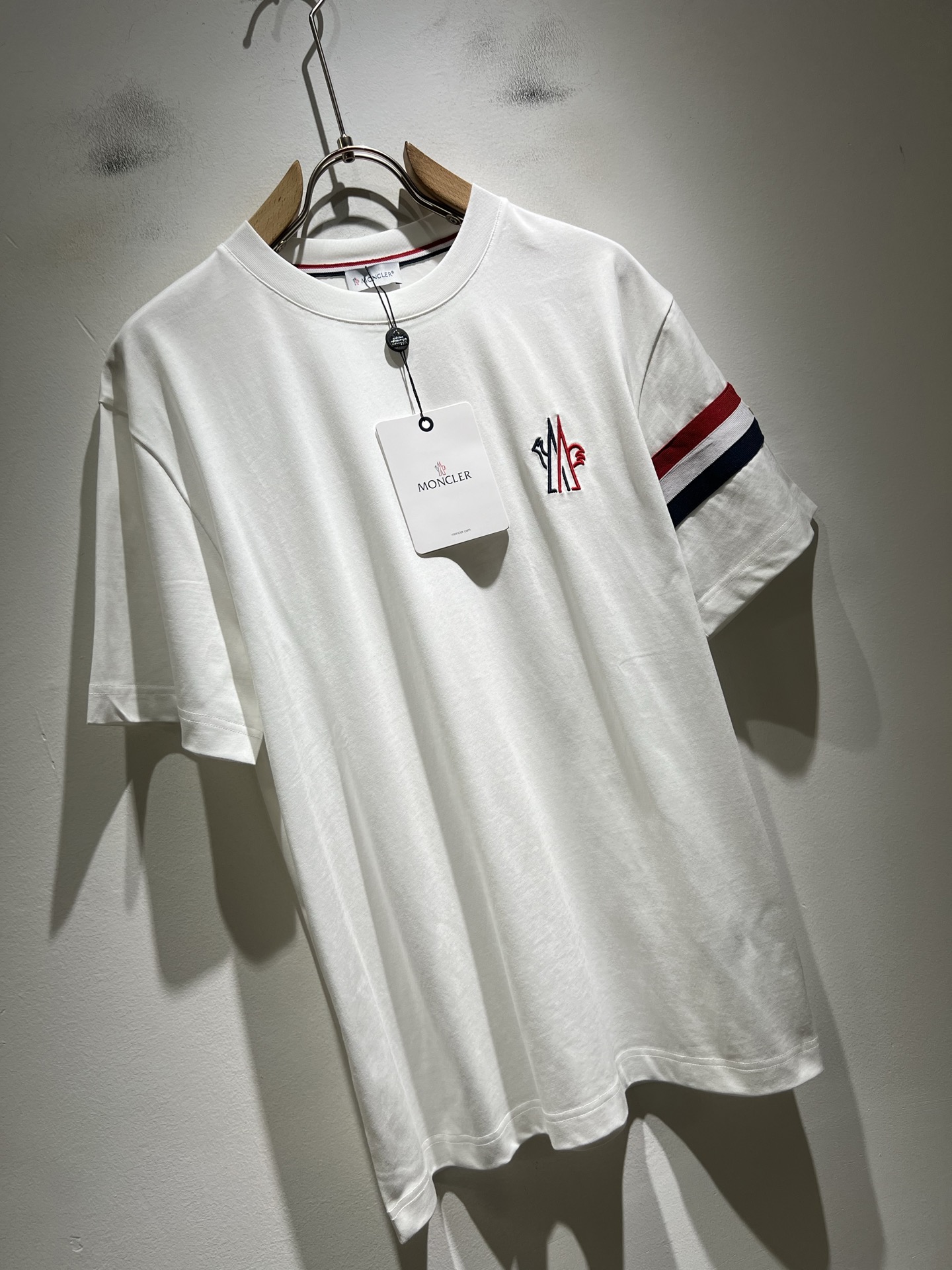 Moncler蒙家 2026春夏最新男女同款👫贸易订单短袖T恤，全品相！！网红款！采用logo图案刺绣设