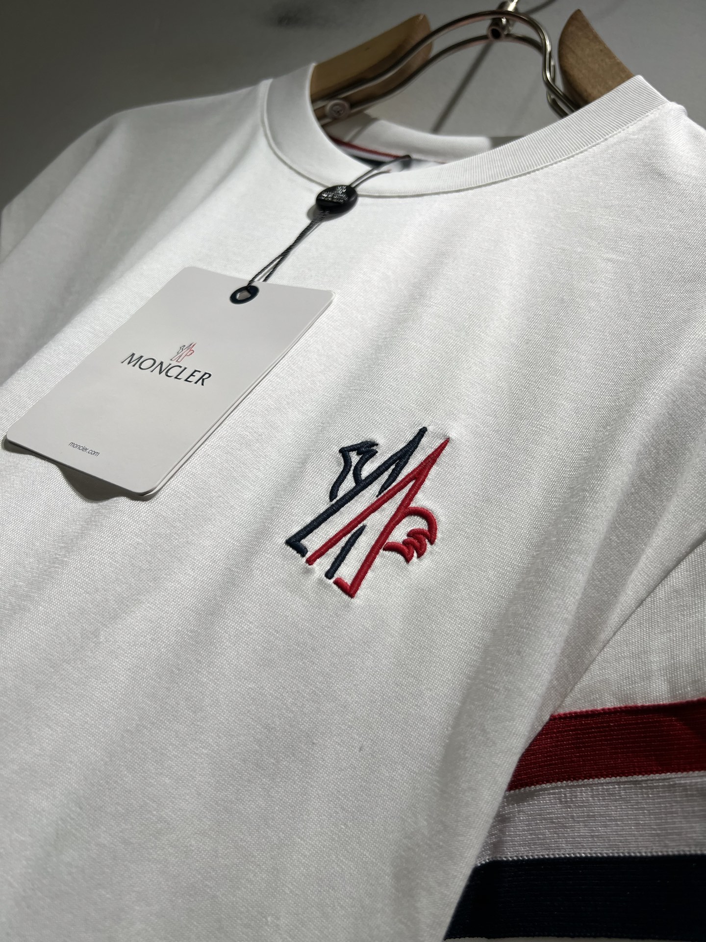 Moncler蒙家 2026春夏最新男女同款👫贸易订单短袖T恤，全品相！！网红款！采用logo图案刺绣设