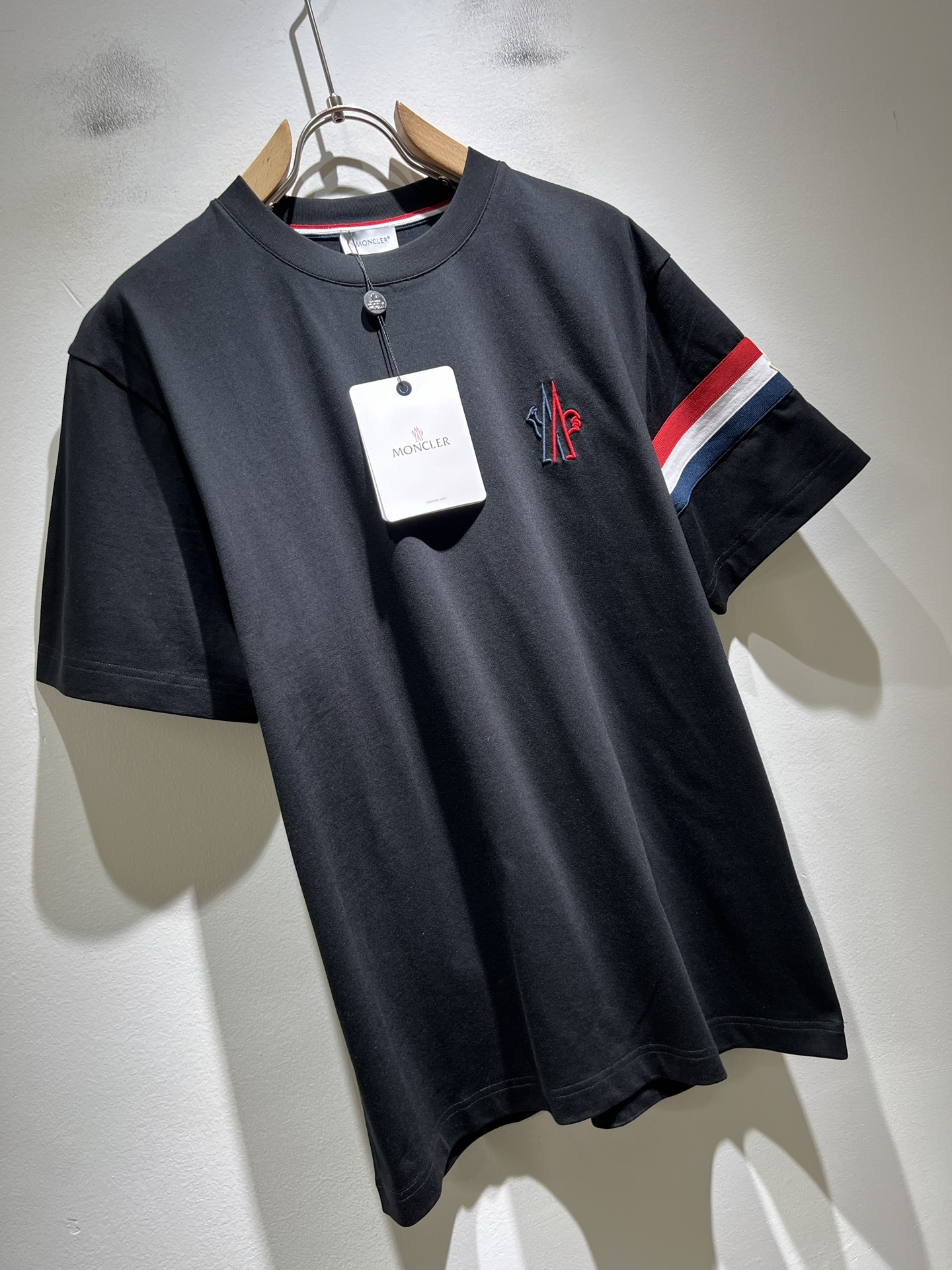 Moncler蒙家 2026春夏最新男女同款👫贸易订单短袖T恤，全品相！！网红款！采用logo图案刺绣设