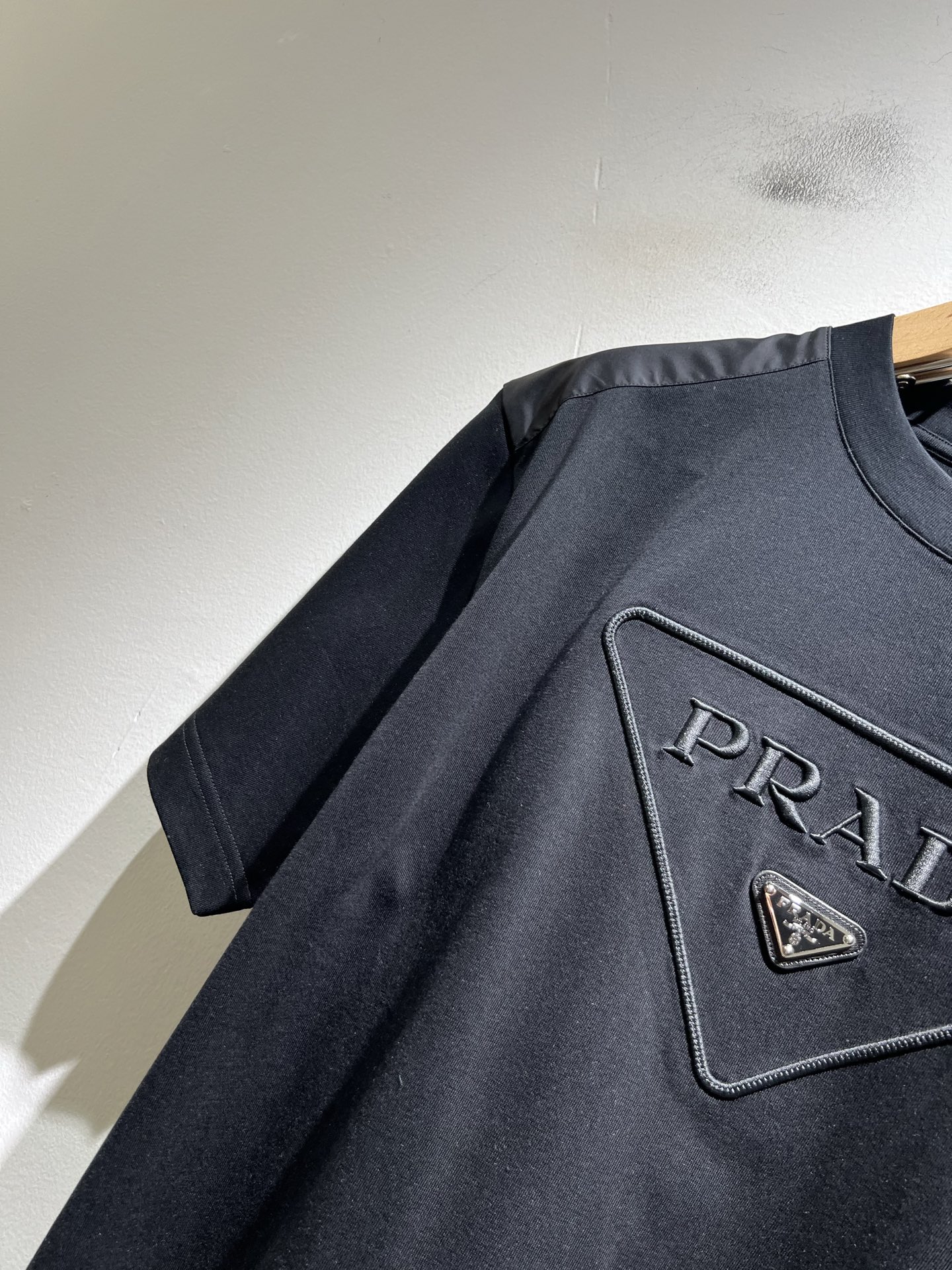 PRAD*A普*达2026春夏新款男女同款👫短袖T恤，最新款全网独家首上！！~既经典有时尚百搭，谁不爱啊