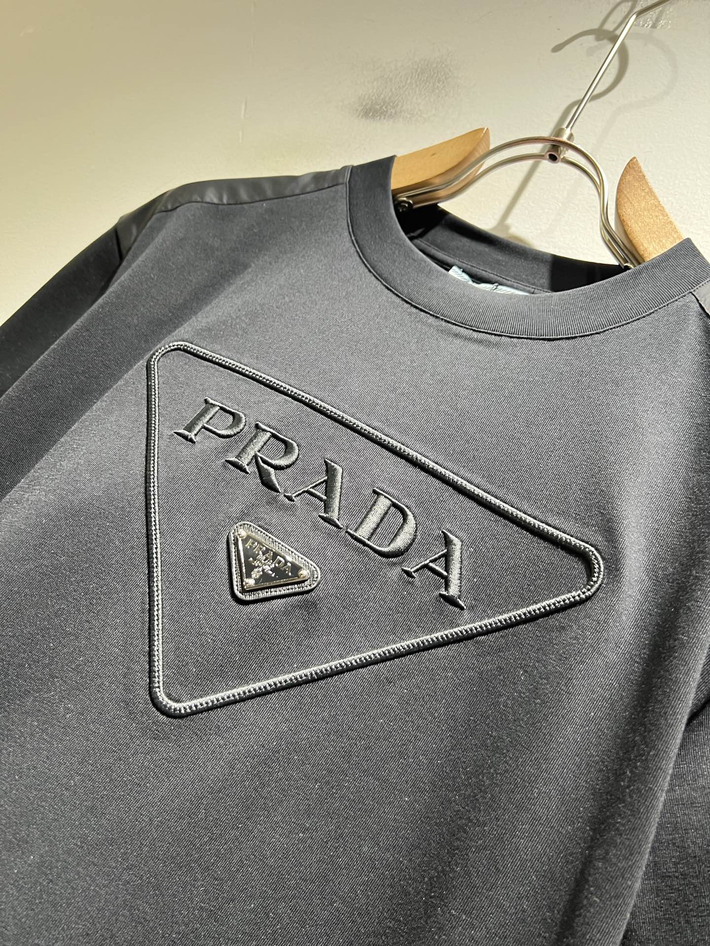 PRAD*A普*达2026春夏新款男女同款👫短袖T恤，最新款全网独家首上！！~既经典有时尚百搭，谁不爱啊