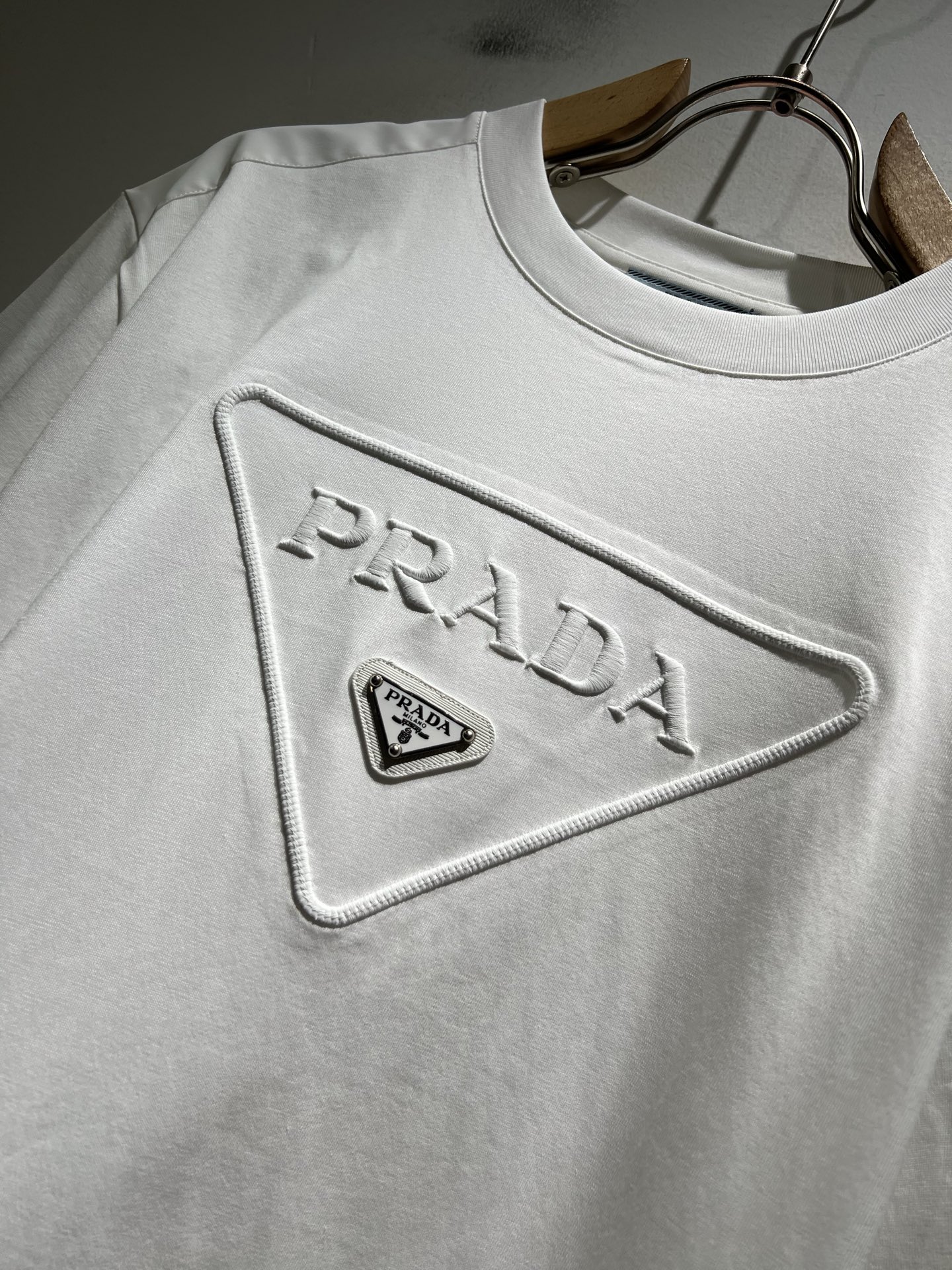 PRAD*A普*达2026春夏新款男女同款👫短袖T恤，最新款全网独家首上！！~既经典有时尚百搭，谁不爱啊