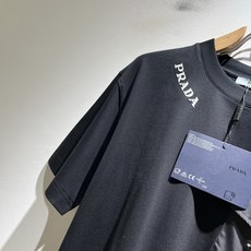 PRAD*A普*达2026春夏新款男女同款👫短袖T恤,最新款全网独家首上!!~既经典有时尚百搭,谁不爱啊 PRAD*A普*达2026春夏新款男女同款👫短袖T恤,最新款全网独家首上!!~既经典有时尚百搭,谁不爱啊