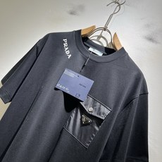 PRAD*A普*达2026春夏新款男女同款👫短袖T恤,最新款全网独家首上!!~既经典有时尚百搭,谁不爱啊 PRAD*A普*达2026春夏新款男女同款👫短袖T恤,最新款全网独家首上!!~既经典有时尚百搭,谁不爱啊