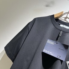 LouisVuitt*路易*登 2026春夏全新系列单品上线,非常时髦前卫的一款男女同款短袖T恤,标识l LouisVuitt*路易*登 2026春夏全新系列单品上线,非常时髦前卫的一款男女同款短袖T恤,标识l
