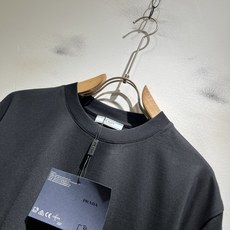 LouisVuitt*路易*登 2026春夏全新系列单品上线,非常时髦前卫的一款男女同款短袖T恤,标识l LouisVuitt*路易*登 2026春夏全新系列单品上线,非常时髦前卫的一款男女同款短袖T恤,标识l