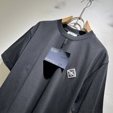 LouisVuitt*路易*登 2026春夏全新系列单品上线,非常时髦前卫的一款男女同款短袖T恤,标识l LouisVuitt*路易*登 2026春夏全新系列单品上线,非常时髦前卫的一款男女同款短袖T恤,标识l