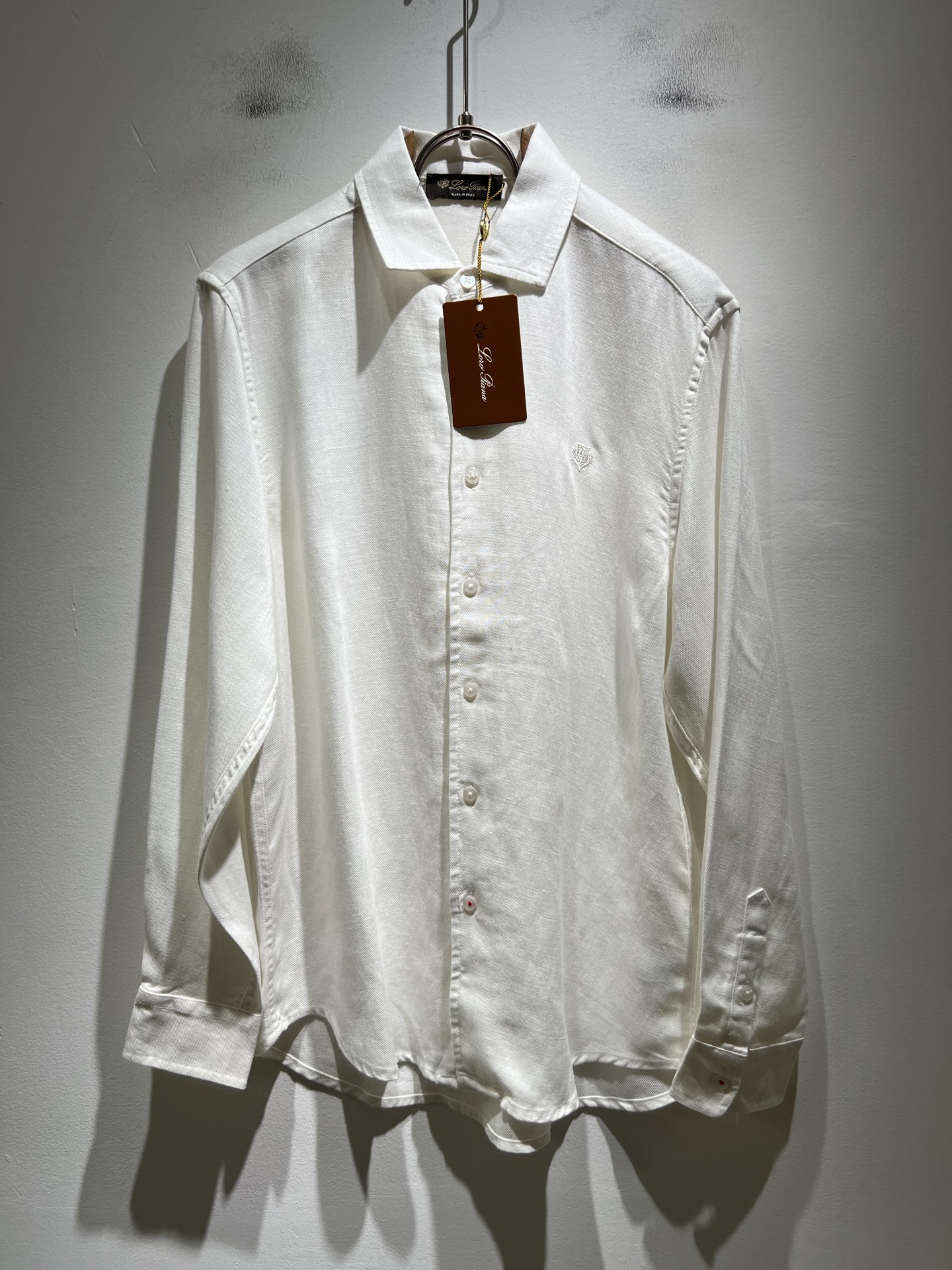 NO:758344,Loro Piana 2026 spring and summer men's shirts, the latest trade orders in full condition!  !  Internet celebrity model!  The upper body is comfortable and breathable, not stiff, and the overall body has a rich three-dimensional feel. Quality export order, customized exclusive cotton and linen fabric tailoring, to meet the simple needs of commuters for clothing. The upper body effect is very good, slimming, and not picky about the figure. The fabric workmanship... is impeccable, only good craftsmanship and good fabrics can wear a good taste, a must-have item for everyone!  Size M-3XL,, loro piana,19860909Loro Piana诺悠翩雅 2026春夏男士衬衣,最新的贸易订单全品相！！网红款！上身舒适透气,不僵硬,整体有着丰富的立体感,品质出口订单,定制专属棉麻面料剪裁,满足通勤人们对于着装的简约需求,上身效果很好,显瘦,不挑剔身材.面料做工....无可挑剔,好工艺好面料才能穿出好品味一款,人手必备单品！尺码M-3XL,,loro piana,,Men's clothing