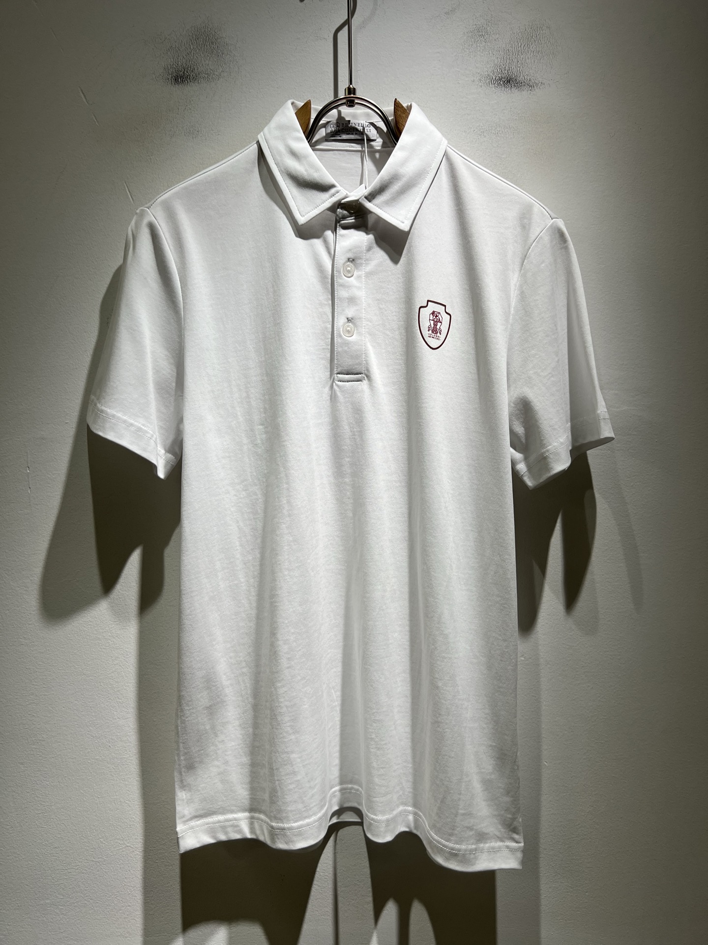 NO:758330,BC-Brunello Cucineli 2026 new spring and summer men's short-sleeved Polo shirt, a fashionable and versatile item that many celebrities love to wear!  The embossed LOGO on the chest is super nice. Friends who like classic simplicity must not miss this one!  The calm and elegant brand style has always been favored by the upper class! It is also the best choice for fashion items!  The upper body is so handsome, highly recommended!  !  !  The biggest attraction of this short-sleeved shirt is not only its own brand added value, but also the fact that this short-sleeved shirt is very cost-effective in terms of color matching and material!  Customized original exclusive pure cotton material design!  Eco-friendly washing, customized fabrics, and pre-shrinking treatment ensure a crisp fit. The combed cotton fabric feels super soft and smooth and absorbs sweat!  It does not deform after washing, feels comfortable and smooth, and the upper body is soft and comfortable. The classic fashionable lapel design is simple but not complicated, and it is very attractive!  Size M-3XL,, brunello cucinelli, T-shirt,19860909BC-Brunello Cucineli 2026春夏新款男士短袖Polo衫,众多明星都爱穿的时尚百搭单品！胸前LOGO压胶超级好看,喜欢经典简约的朋友,一定不能错过了这款！沉稳大气的品牌风格一直以来备受上层人士的青睐!也是时尚单品的不二之选！ 上身帅到爆了,强烈推荐！！！这件短袖最大的吸引力除了他本身的品牌附加值,更加肯定的是这款短袖无论在颜色搭配还是材质上都有很高的性价比！ 定制原版专属纯棉材质设计！环保水洗,定制面料,预缩处理,确保版型的挺括,精梳棉面料手感超柔顺滑又吸汗！洗水不变形,手感舒适顺滑,上身柔和舒适,经典的时尚翻领设计,精简不繁,很是耐看！码数M-3XL,,brunello cucinelli,T-shirt,,Men's clothing