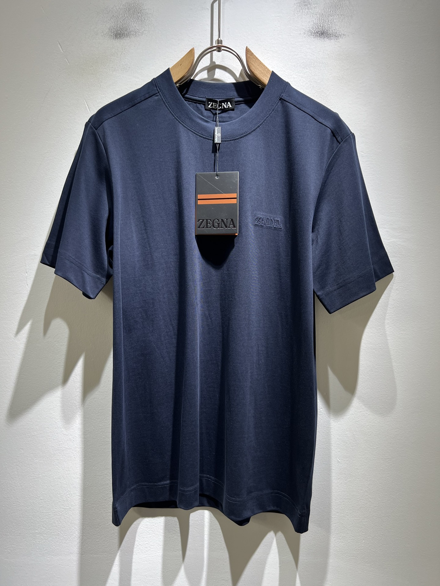 NO:758357,Ermenegildo Zeg*a 2026 spring and summer new men's short-sleeved casual bottoming shirt, order from foreign trade company!  It is one of Zegna’s classic proprietary fabrics!  Customized original pure cotton fabric!  Logo embroidery design on the chest!  The texture is warm, soft and delicate to the touch, but the shape is straight and stylish!  Details, extreme luxury...perfect interpretation of high-quality appearance. Sizes M-3XL,,zegna,T-shirt,19860909Ermenegildo Zeg*a杰*亚 2026春夏新品男士短袖休闲打底衫,外贸公司订单！是杰尼亚经典的专有织物之一！ 定制原版纯棉面料！胸前logo图案刺绣设计！质地保暖,触感又柔软细腻、但型态又笔挺有型！ 细节、奢华极致… 完美演绎高品质品相.尺码M-3XL,,zegna,T-shirt,,Men's clothing