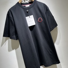 Moncler蒙家 2026春夏最新男女同款👫贸易订单短袖T恤,全品相!!网红款!采用logo图案刺绣设 Moncler蒙家 2026春夏最新男女同款👫贸易订单短袖T恤,全品相!!网红款!采用logo图案刺绣设