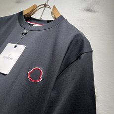 Moncler蒙家 2026春夏最新男女同款👫贸易订单短袖T恤,全品相!!网红款!采用logo图案刺绣设 Moncler蒙家 2026春夏最新男女同款👫贸易订单短袖T恤,全品相!!网红款!采用logo图案刺绣设