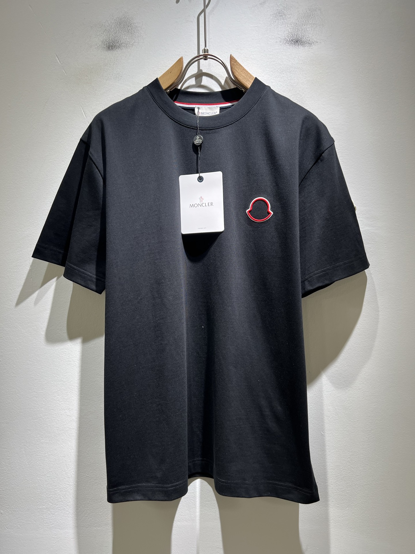 Moncler蒙家 2026春夏最新男女同款👫贸易订单短袖T恤，全品相！！网红款！采用logo图案刺绣设