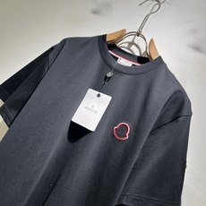 Moncler蒙家 2026春夏最新男女同款👫贸易订单短袖T恤,全品相!!网红款!采用logo图案刺绣设 Moncler蒙家 2026春夏最新男女同款👫贸易订单短袖T恤,全品相!!网红款!采用logo图案刺绣设