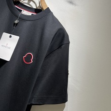 Moncler蒙家 2026春夏最新男女同款👫贸易订单短袖T恤,全品相!!网红款!采用logo图案刺绣设 Moncler蒙家 2026春夏最新男女同款👫贸易订单短袖T恤,全品相!!网红款!采用logo图案刺绣设