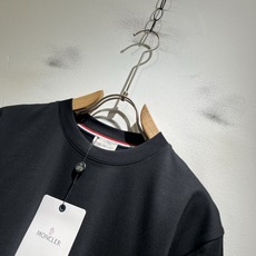 Moncler蒙家 2026春夏最新男女同款👫贸易订单短袖T恤,全品相!!网红款!采用logo图案刺绣设 Moncler蒙家 2026春夏最新男女同款👫贸易订单短袖T恤,全品相!!网红款!采用logo图案刺绣设