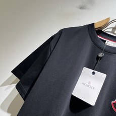 Moncler蒙家 2026春夏最新男女同款👫贸易订单短袖T恤,全品相!!网红款!采用logo图案刺绣设 Moncler蒙家 2026春夏最新男女同款👫贸易订单短袖T恤,全品相!!网红款!采用logo图案刺绣设