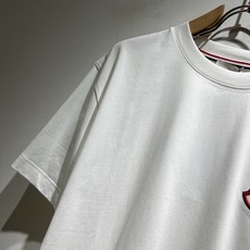 Moncler蒙家 2026春夏最新男女同款👫贸易订单短袖T恤,全品相!!网红款!采用logo图案刺绣设 Moncler蒙家 2026春夏最新男女同款👫贸易订单短袖T恤,全品相!!网红款!采用logo图案刺绣设