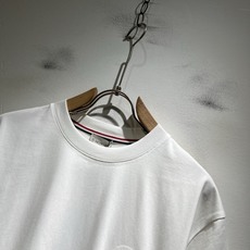 Moncler蒙家 2026春夏最新男女同款👫贸易订单短袖T恤,全品相!!网红款!采用logo图案刺绣设 Moncler蒙家 2026春夏最新男女同款👫贸易订单短袖T恤,全品相!!网红款!采用logo图案刺绣设