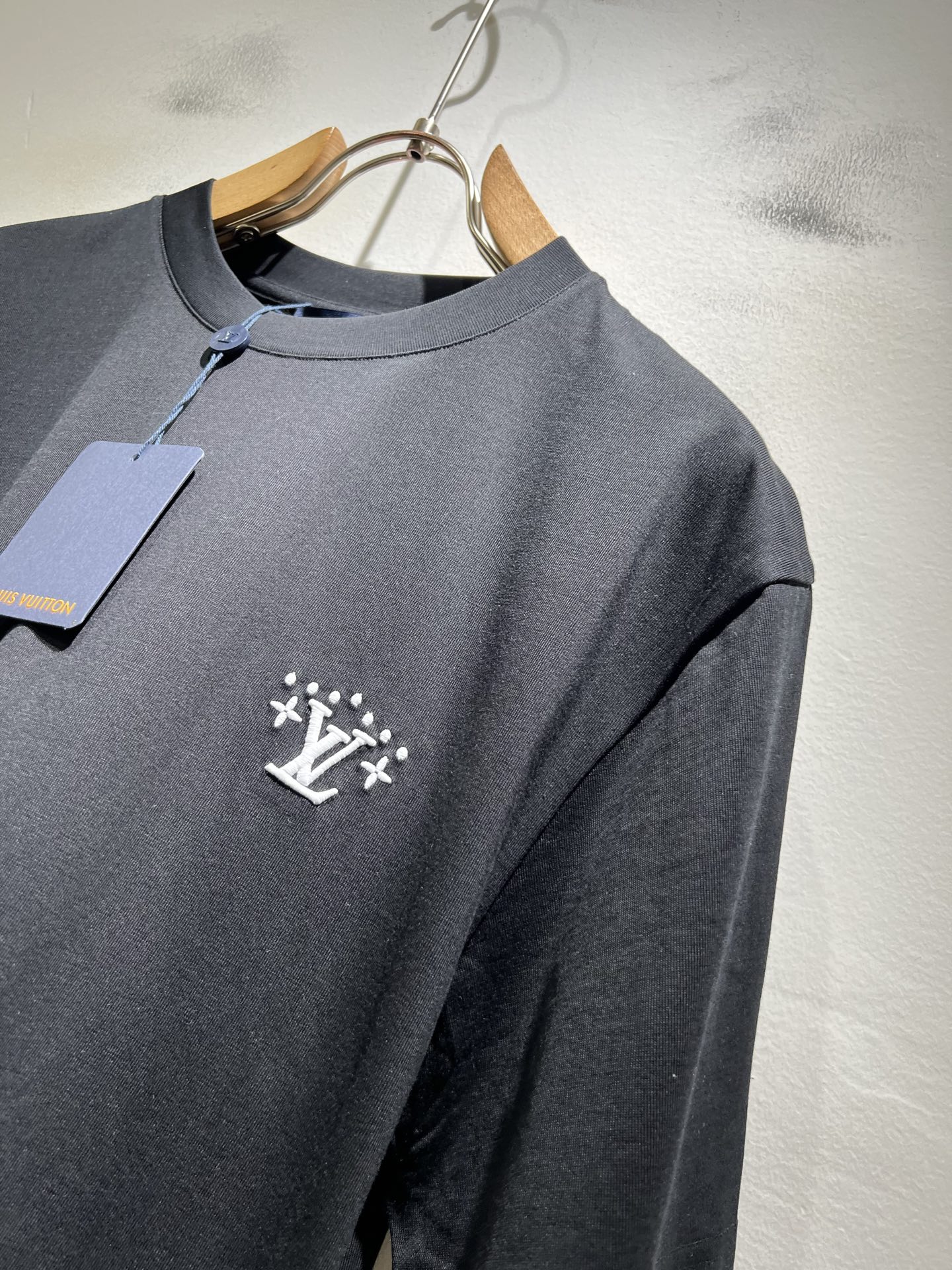 LouisVuitt*路易*登 2026春夏全新系列单品上线，非常时髦前卫的一款男女同款短袖T恤，标识l