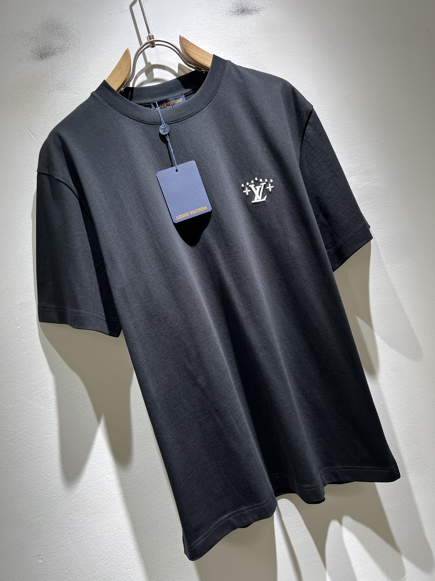 LouisVuitt*路易*登 2026春夏全新系列单品上线，非常时髦前卫的一款男女同款短袖T恤，标识l