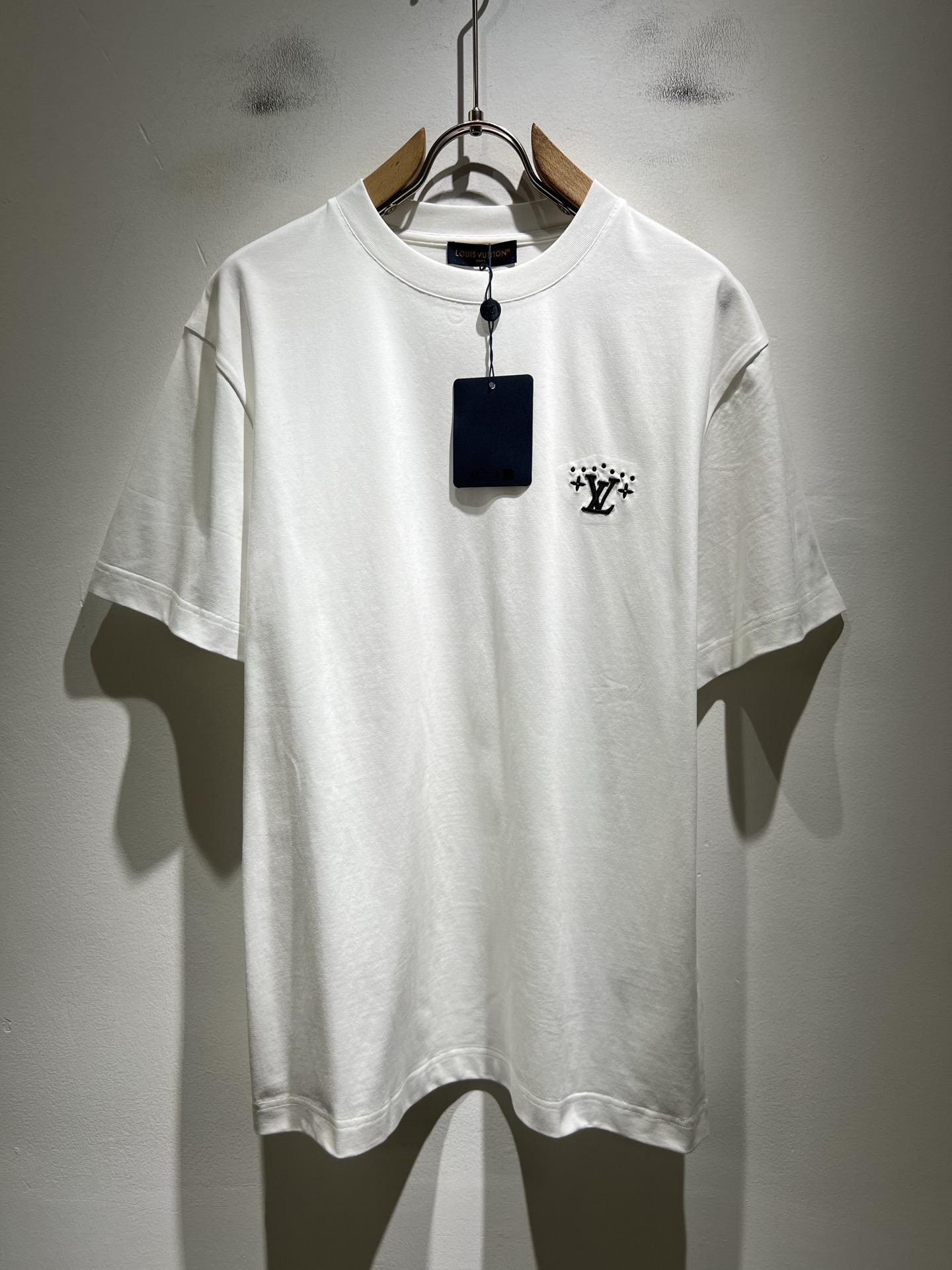 NO:758374,LouisVuitt* Louis*den's new 2026 spring and summer series of items are online. It is a very fashionable and avant-garde short-sleeved T-shirt for men and women, with logo embroidery and decoration!  It is different from the past and declares the design concept that the brand has inherited for many years!  Its eye-catching appeal is no less than any classic style, perfectly presenting the sense of fashion, high-end and luxury to the world!  It is made of imported 100% cotton material supplied by customers. It is a selection of high-quality pure cotton fabrics. It feels soft, waxy and delicate to the skin. The actual product will definitely exceed your imagination. It is extremely comfortable and breathable. Even if you sweat profusely, you will not feel greasy or stuffy. It maximizes sweat wicking and moisture absorption!  Size S-2XL,,louis vuitton,louis vuitton,T-shirt,tees,t-shirt,19860909LouisVuitt*路易*登 2026春夏全新系列单品上线,非常时髦前卫的一款男女同款短袖T恤,标识logo图案刺绣修饰！区别于以往的不同,宣示品牌传承多年的设计理念！其吸睛度完全不亚于任何经典款式,将时髦高级感与奢华感完美呈现在世人眼前！客供进口全棉材质制成,精选优质纯棉面料,触感软糯亲肤细腻,实物到手绝对超乎你的想象,贴身无比舒适透气,即便是汗流浃背也不会有腻身及闷热感可言,将排汗吸湿性发挥到了极致！尺码S-2XL,,louis vuitton,louis vuitton,T-shirt,tees，t-shirt,,Men's clothing