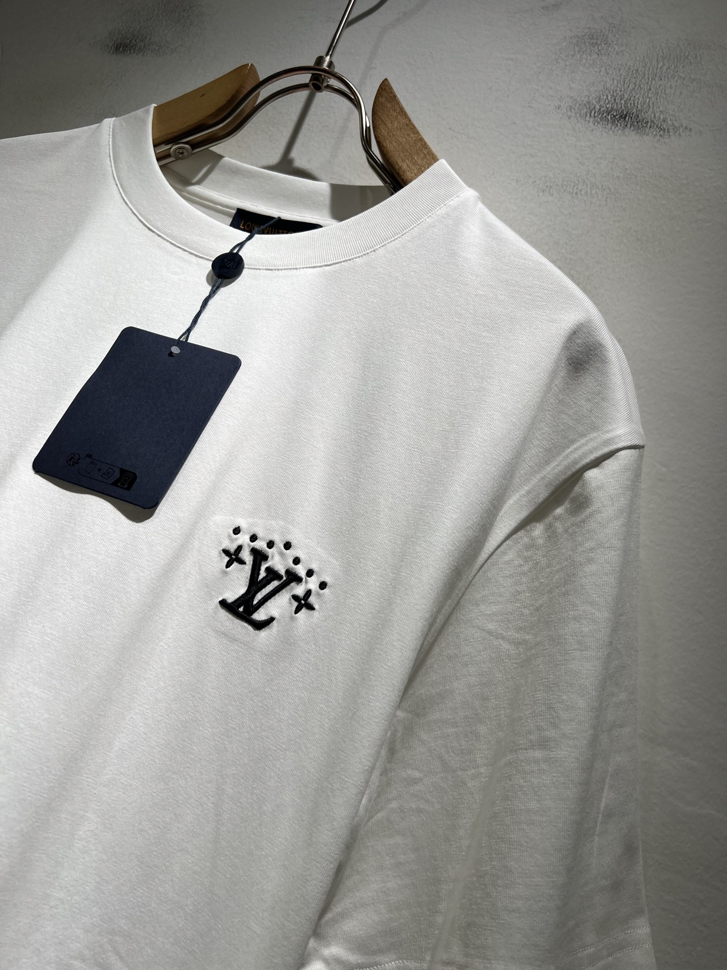 LouisVuitt*路易*登 2026春夏全新系列单品上线，非常时髦前卫的一款男女同款短袖T恤，标识l