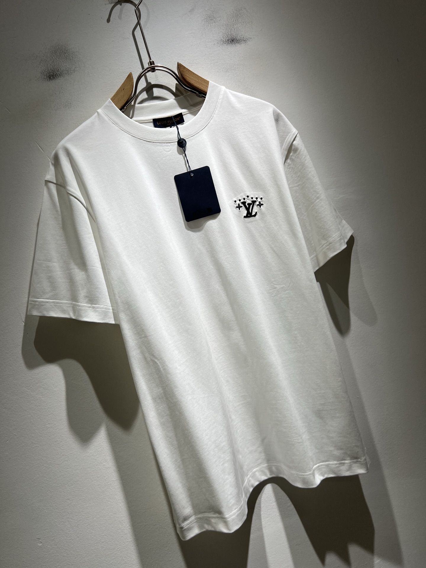 LouisVuitt*路易*登 2026春夏全新系列单品上线，非常时髦前卫的一款男女同款短袖T恤，标识l