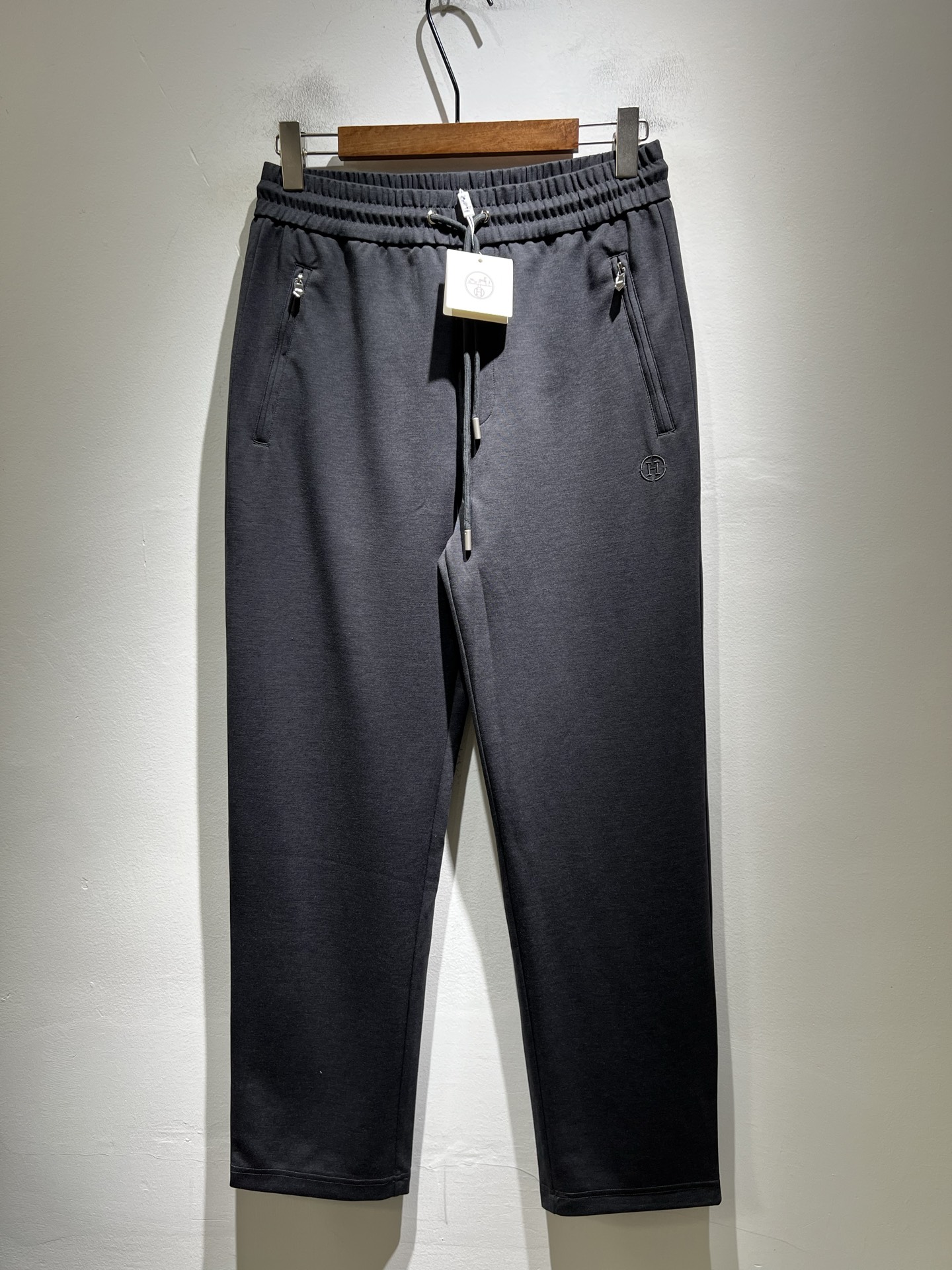 NO:758306,HERM*S 2026 spring and summer men's high-end casual pants overseas trading company channel orders!  Men's casual slim straight leg casual pants!  On sale at Shanghai Henglong store!  High-end, simple, very sophisticated in terms of craftsmanship and materials, the pursuit of quality is very rigorous and demanding, and every detail is used to prove its brand image!  The typical essence of the H family, the most representative logo H waistband design!  Customized original pure cotton fabric!  The brand image of the H family is perfectly explained. The signature leather tag is also quite stunning. The brand LOGO is constructed. The fabric is perfectly transformed and sublimated. The heavy-duty environmentally friendly plant enzyme washing process has a unique retro style in the texture. It is quite brilliant. It is recognized as a universal and versatile color number that can withstand the test of any season!  Well cut, clean, crisp and neat!  Size M-3XL,,hermes,19860909HERM*S爱*仕 2026春夏男士高端休闲裤 海外贸易公司渠道订单 ！男士休闲修身直筒休闲裤！上海恒隆店在售！高级、简约,工艺和用料方面都颇为考究,对于品质的追求非常严谨和苛刻,用每一个细节来力证自身品牌形象！H家的典型精髓,极具代表性的标志H腰牌设计！定制原版纯棉面料！将H家的品牌形象完美阐释出来,招牌式的皮牌亦颇为惊艳,构建出品牌LOGO,面料得到完美蜕变和升华,重磅环保植物酵素水洗工艺,肌理有着独特的复古风格,相当出彩,公认的万能百搭色号,经得住任何季节的考验配色！剪裁精良,干净清爽且利落！尺码M-3XL,,hermes,,Men's clothing