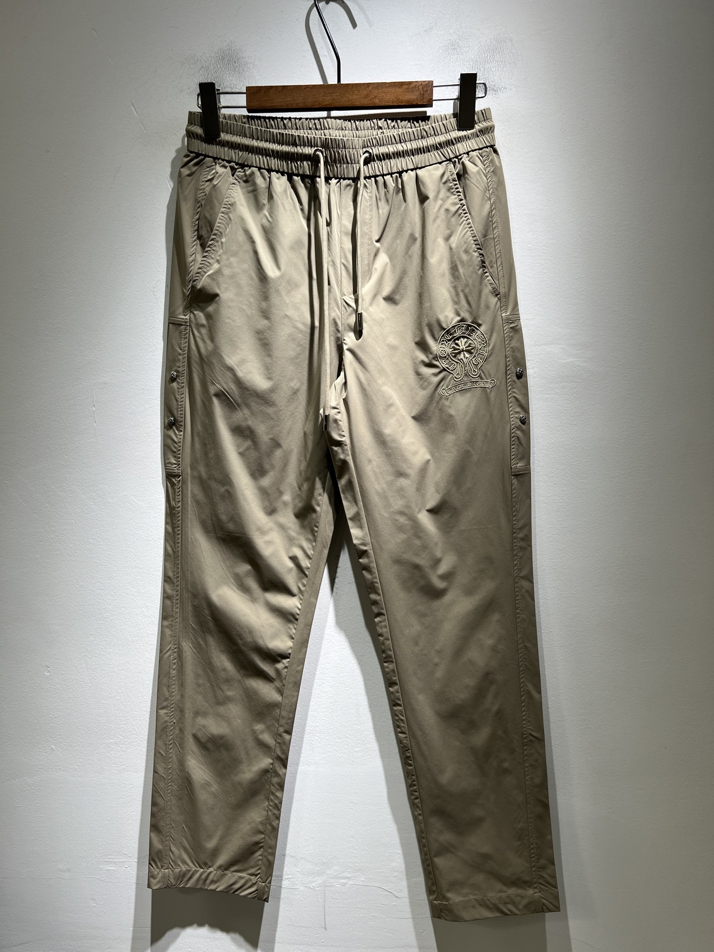 NO:758343,Chrome hear*s gram*heart 2026 spring and summer new casual pants!  The same casual pants for men and women that you recognize from the bottom of your heart, and become more rare as time goes by, the trendy king of the high street, that is the trendy brand chrome  hear*s conquers your heart. To be honest, wearing Crocodile is very trendy, that is, it is trendy. It is popular on the street. It is made of custom-made original pure cotton material. The fabric has a unique feel. This kind of comfort is worn on the body. The upper body is really not picky. The casual and unrestrained taste is particularly sufficient, which enhances the sense of fashion and appearance. Moreover, this type of pants is particularly easy to match with various types of shoes. Where is the recognition, the front and rear logo pattern embroidery design!  Heavy customization!  Tough enough, not easy to wear, the details are very good. Sizes M-3XL, chrome hearts, chrome hearts,19860909Chrome hear*s克*心 2026春夏新款休闲裤！男女同款一款让你从心底认可的休闲裤,并且经过时间的推移而让你更加珍稀,潮流的高街之王,那就是潮牌chrome hear*s克*心,穿克罗心的实话讲很潮了,那就是潮爆了,潮爆街头没话说.定制原版纯棉材质制成,面料手感一绝,这种舒适感穿在身上,上身真心不挑人,休闲潇洒的味道特别足,提升时尚感和颜值,并且这样的裤型特别好搭配各种类型的鞋子.辨识度就在哪里,前后logo图案刺绣设计！重工定制！韧性足,不易磨损,细节工艺非常到位.尺码M-3XL,,chrome hearts,chrome hearts,,Men's clothing