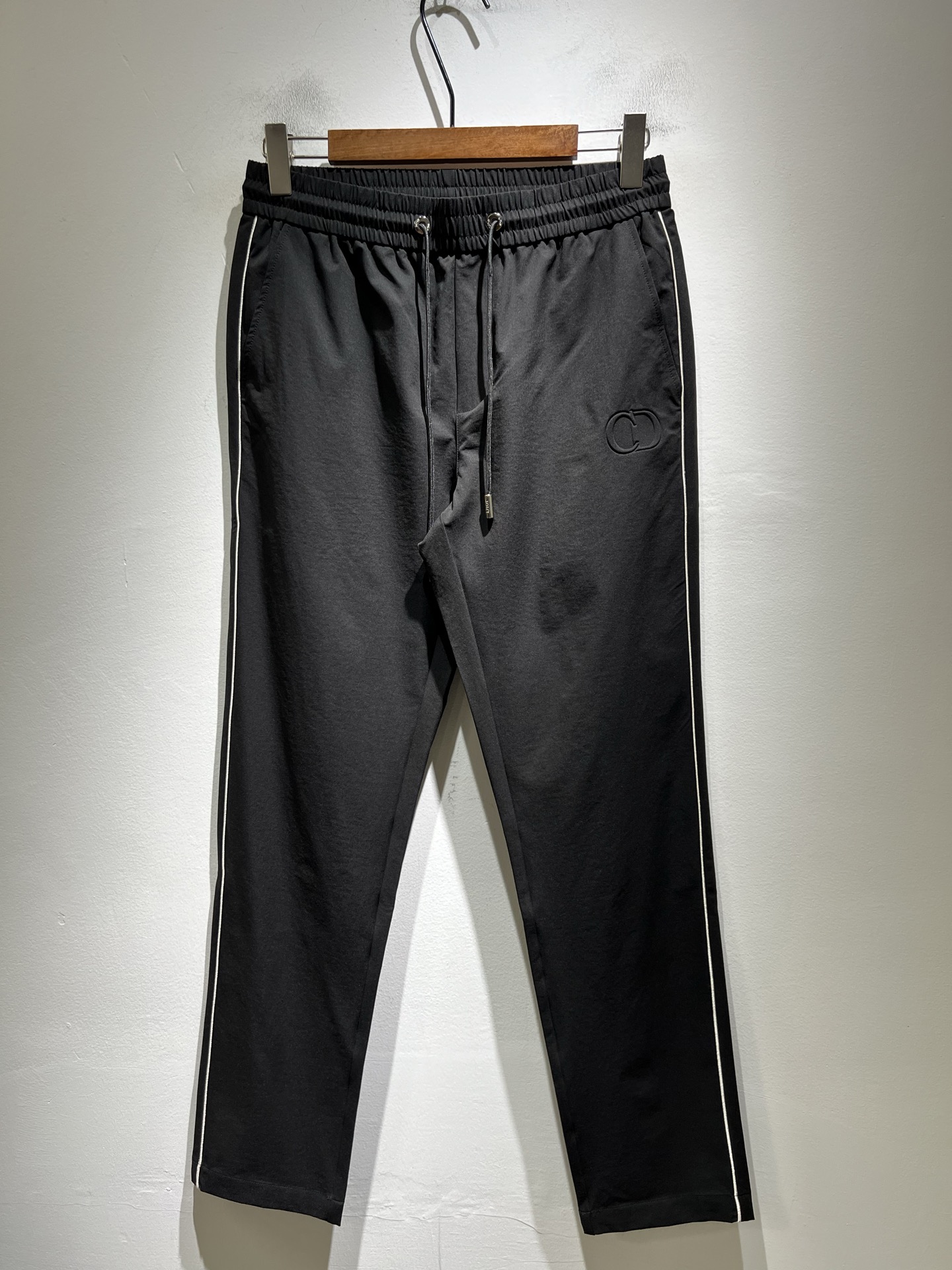 NO:758329,Dior's new 2026 spring and summer men's casual trousers, a high-end quality choice... A versatile trousers with elastic waist and drawstring that are both casual and casual. It is also an indispensable matching artifact in men's wardrobe. It is a classic style that is practical to wear!  The design style of the entire pair of casual pants is simple and fashionable, which is very consistent with the low-luxury style setting. It has excellent skin-friendly value, is easy to wear, and has a detailed logo laminated design!  This trousers is made of high-quality pure cotton fabric. The fabric is comfortable, soft and delicate to the touch, has a good vertical feel, and has a bright and clear texture on the surface. It looks very textured and full of fine and high-end charm. It has first-class and exquisite straight-leg tailoring, with meticulous and smooth routing. It is a trousers that looks good in any casual style. If you like it, hurry up and get it, good products don’t wait for others!  Size M-3XL,,dior,dior,19860909Dior 迪奥 2026春夏新款男士休闲裤,高端品质之选……一款松紧腰抽绳休闲兼备的百搭裤装,也是男士衣橱里不可缺少的搭配神器,属于实穿型的经典款式！整条休闲裤的设计风格简洁时尚,非常符合低奢的风格设定,亲肤值优越,穿着方便,细节感十足logo压胶设计！此款裤装采用优质纯棉面料打造而成,面料舒服,手感柔软细腻,有着很好的垂直感,表面亮泽清晰的纹理,看上去非常有质感,细品高级韵味十足.一流精湛的直筒版型裁剪,走线细致平顺工整,休闲随意怎么搭配都好看的裤装,喜欢的赶紧入手吧,好货可不等人！尺码M-3XL,,dior,dior,,Men's clothing