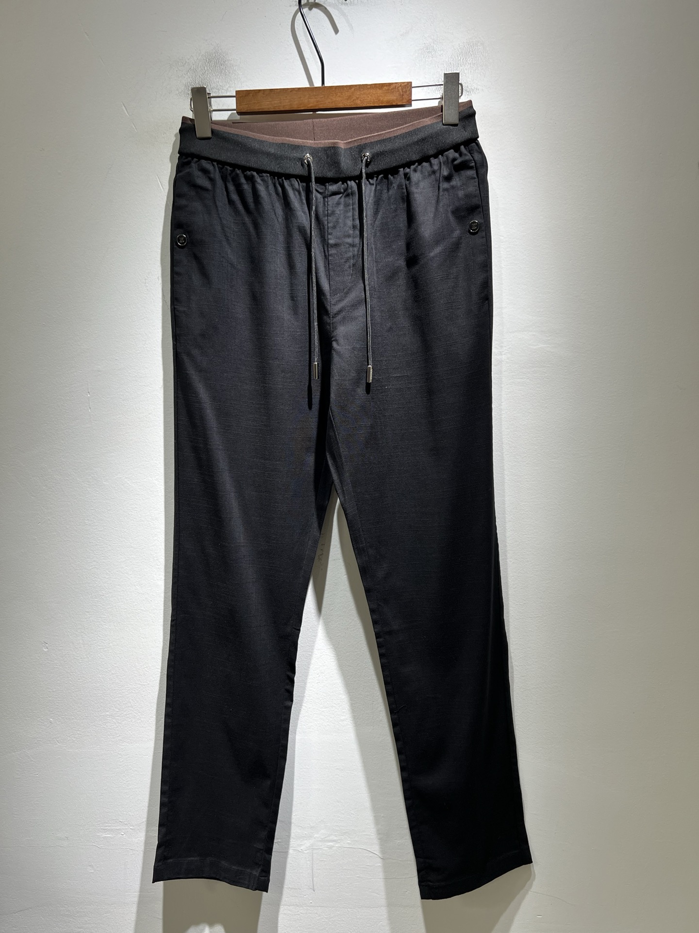 NO:758314,Ermenegildo Zeg*a 2026 spring and summer new men's cotton and linen casual pants, the final channel product has appeared!  !  Simultaneous sales at the counter!  It is no exaggeration to say that these trousers are products from the original OEM channel, not bragging about the original OEM. They are completely products from the domestic garment OEM officially authorized by Ermenegildo Zegna!  Therefore, the quantity and size ratio are extremely scarce, so you will earn money if you grab it!  The best pantsuits ever officially unveiled!  !  !  !  !  !  Zegna products have always been one of the must-have accessories for successful business people!  The brand's high-end style and powerful aura are not easily surpassed by everyone. No matter which season the style is, it is the standard of temperament!  However, the fabric style is between business casual and daily wear. Customized original hardware and logo accessories!  Only Ermenegildo Zegna, which specializes in men's business and casual wear, can design a pair of trousers that is so suitable for the general public!  Whether you are wearing it for casual occasions or business occasions, this style can be matched just right. If you want to wear it, you must wear it well and be able to wear it with your own taste!  Pants that give yourself unlimited bonus points!  Size M-3XL,,zegna,19860909Ermenegildo Zeg*a杰*亚 2026春夏新款男士棉麻休闲裤,压轴的渠道货出现了！！柜台同步销售！ 毫不夸张的说,此款裤装是原厂代工渠道的货,并不是吹牛的原厂代工,完全是由杰尼亚官方授权的国内成衣代工厂出来的产品！所以数量跟尺码配比都极度紧缺,抢到就是赚到！最好的裤装正式揭幕！！！！！！Zegna的东西,从来都是成功商务人士的专属必备行头之一！品牌高级的格调以及自带强大的气场并不是所有人都能轻易凌驾的.无论哪季的款式都是都是气质标配！但是面料版型又介乎于商务休闲跟日常穿着之间,定制原版五金logo辅料配件！能将一款裤装设计到如此贴合大众穿着,也就只有专注于男装商务休闲的杰尼亚了！不论您是休闲场合穿搭,或者商务场合此款都能搭配的恰到好处要穿,就必须穿好的,能穿出属于自己品味的！给自己无限加分的裤子！尺码M-3XL,,zegna,,Men's clothing