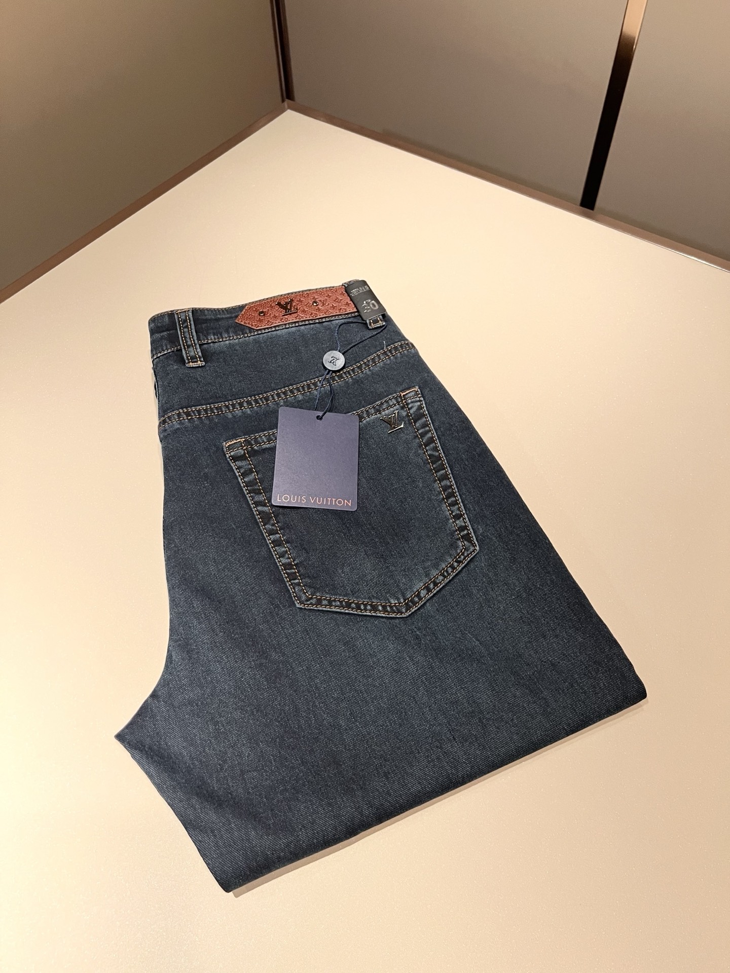 NO:758316,Louis Vuitto* Louis*den 2026 new spring and summer men's classic washed small straight denim trousers. Excellent upper body performance, versatile choice, great value for money to share!  !  As a classic combination of men's simple elements, the Luyu Louis classic jeans series has always been a legendary item in the industry and an enduring item. Many men with senior financial strength are guests of the Louis family. Countless big shots have performed it. There is a saying in the fashion circle. It is made of top-quality denim denim fabrics. After being treated with high-end washing technology, it has a sense of class and luxury. Nameplate waist plate hardware logo accessories design!  The fabric is extremely comfortable for the upper body and gives people a full of trendy and fashionable atmosphere. It interprets luxury and trendiness to the extreme. The classic, exquisite and precise straight-cut design has a thickness that can be used across all seasons and is a must-have item!  Size 30 -40,,louis vuitton,louis vuitton,19860909Louis Vuitto*路易*登2026春夏新款男士经典水洗小直筒牛仔长裤.绝佳的上身性能,百搭之选,超值性价比分享！！作为男生简约元素经典搭配,路遇路易经典仔裤系列,这个一直是业内的传奇单品,也是经久不衰的单品,很多具有资深经济实力的男人都是路易家族的座上客,无数的大佬都曾演绎过,时尚圈更是流传这么一句话,顶级丹宁牛仔面料打造而成,经高端水洗工艺处理后,极具档次与奢华感.铭牌腰牌五金logo辅料设计！面料极好上身舒适,给人满满的潮流时髦气息,将奢华与潮流感演绎到了极致,经典精湛精准的直筒版型裁剪设计,厚度更是能横跨四季必入好款！ 尺码30 -40,,louis vuitton,louis vuitton,,Men's clothing