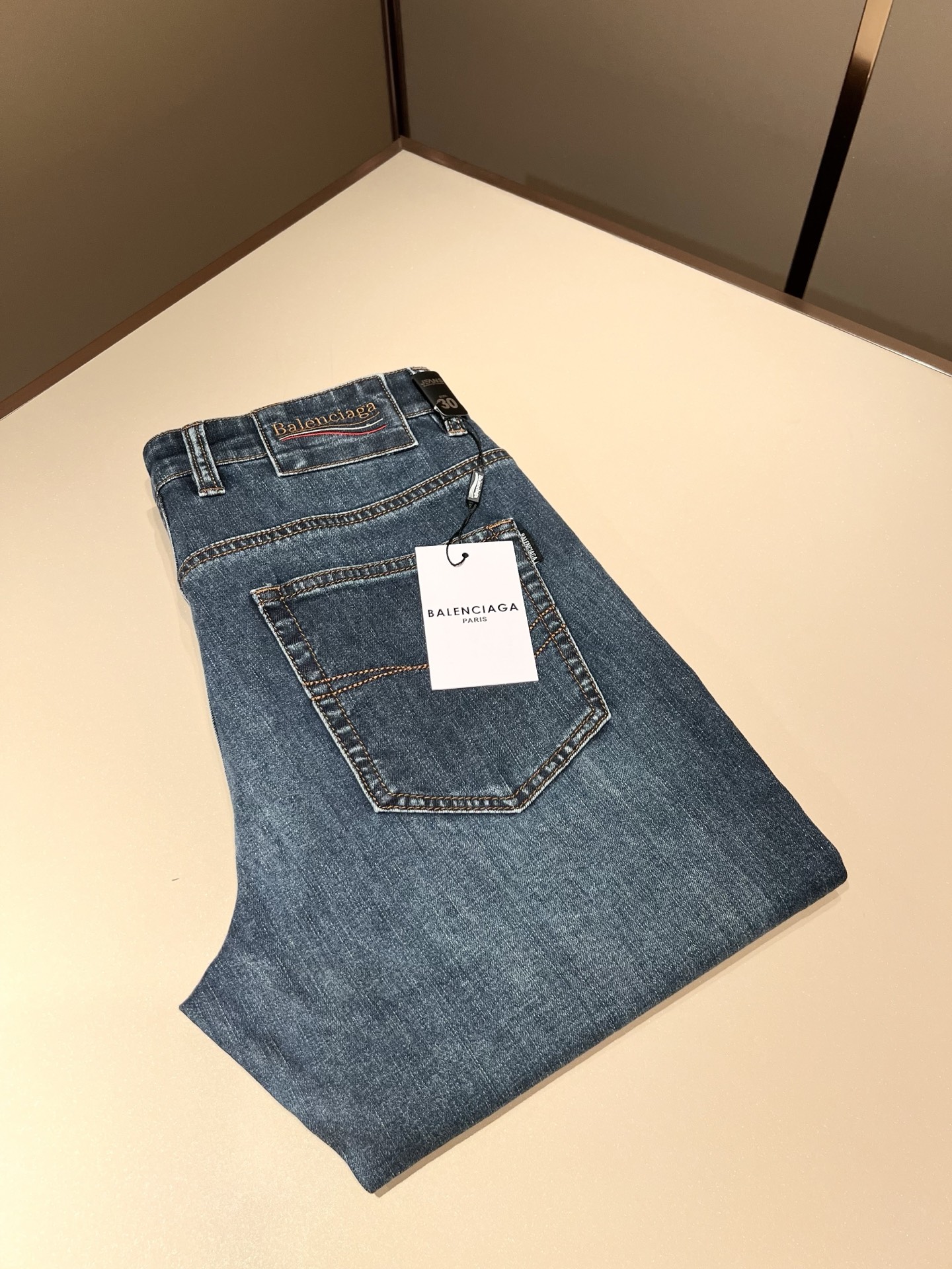 NO:758308,Balenci*ga Paris*’s 2026 spring and summer new jeans. B’s jeans are also one of a kind. The jeans they produce are also top-notch crafts! !  Original color denim, classic trade order, simple and elegant upper body. Designed with laminated logo technology!  The craftsmanship and technology are well-deserved, adding a lot of fashionable color atmosphere. Just look at the logo and you will know that this product is not simple! The overall shape is very exquisite and eye-catching. The sewing of the motorcycle thread on the surface can be seen that it has been treated with care, and the inner wiring is neat, well-proportioned, tight and powerful. It can be seen that the threading machine has extraordinary craftsmanship that ordinary factories can have. The value of spreading brand culture is very high. It is worth collecting. Brand followers are even more classic styles that cannot be missed. Sizes: 29-40, balenciaga, jeans,19860909Balenci*ga巴黎*家 2026春夏新款牛仔裤.B家的牛仔裤也是属一属二的.产出的牛仔也都是顶级的工艺品! ！原色丹宁 经典 贸易订单 上身简约大气上档次.压胶logo工艺设计！工艺技术可谓名不虚传,增添了不少的时尚色彩气息,光看标志就知道此货不简单!整体造型十分精致抢眼.表面机车线的缝制足可看出用心对待,内里走线工整匀称紧密有力,就能看出走线的机器非一般的工厂所能有的工艺技术.品牌文化的传播价值观念很高.值得收藏.品牌追随者更是不可错过的经典款式.尺码:29-40,,balenciaga,jeans,,Men's clothing