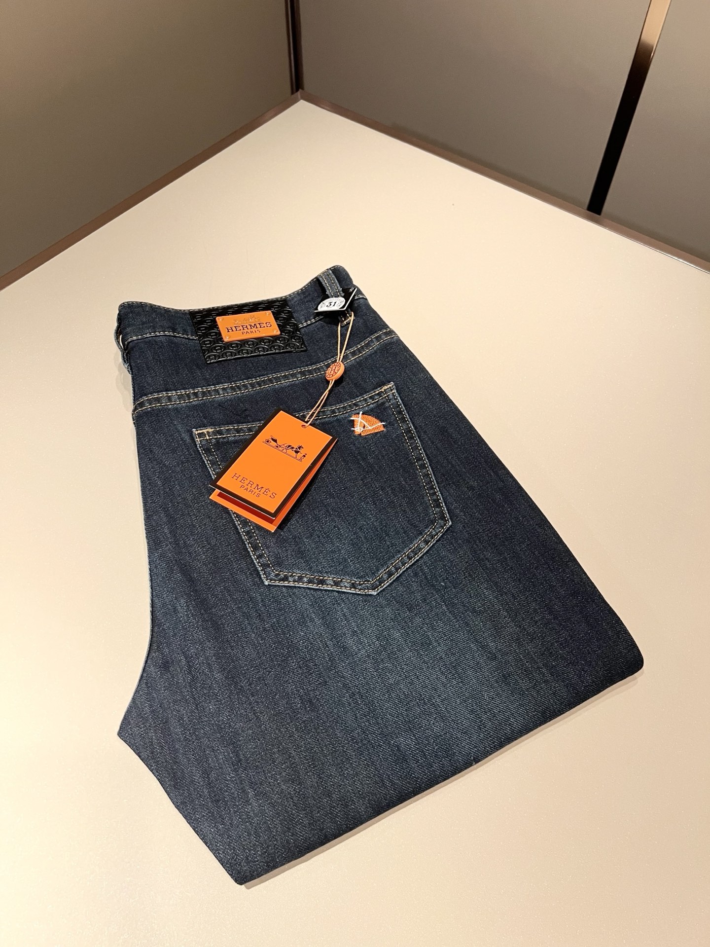 NO:758300,HERM*S 2026 spring and summer men's high-end denim washed small straight jeans overseas trading company channel order!  Slim fit straight leg jeans for men!  On sale at Shanghai Henglong store!  High-end, simple, very sophisticated in terms of craftsmanship and materials, the pursuit of quality is very rigorous and demanding, and every detail is used to prove its brand image!  The typical essence of the H family, a very representative logo waistband design!  The brand image of the H family is perfectly explained. The signature leather tag is also quite stunning. The brand LOGO is constructed. The fabric is perfectly transformed and sublimated. The heavy-duty environmentally friendly plant enzyme washing process has a unique retro style in the texture. It is quite brilliant. It is recognized as a universal and versatile color number that can withstand the test of any season!  Well cut, clean, crisp and neat!  Size 29-40,,hermes,jeans,19860909HERM*S爱*仕 2026春夏男士高端丹宁水洗小直筒牛仔裤 海外贸易公司渠道订单 ！男士修身直筒牛仔裤！上海恒隆店在售！高级、简约,工艺和用料方面都颇为考究,对于品质的追求非常严谨和苛刻,用每一个细节来力证自身品牌形象！H家的典型精髓,极具代表性标志logo腰牌设计！将H家的品牌形象完美阐释出来,招牌式的皮牌亦颇为惊艳,构建出品牌LOGO,面料得到完美蜕变和升华,重磅环保植物酵素水洗工艺,肌理有着独特的复古风格,相当出彩,公认的万能百搭色号,经得住任何季节的考验配色！剪裁精良,干净清爽且利落！尺码29-40,,hermes,jeans,,Men's clothing