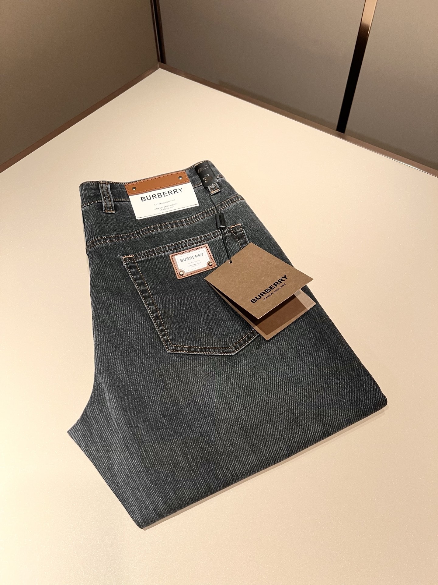 NO:758293,BURBER*Y 2026 spring and summer new men's high-end casual and versatile jeans!  For BUR fans, such an elegant classic design is enough to attract attention at a glance. It is the most handsome series among all BUR jeans this year. I only need to take a look to know that this will definitely be a sensational hit and popular all over the Internet. It is made of classic slim-fitting three-dimensional tailoring and is equipped with the latest logo pattern waistband design!  A very representative waist brand modification!  It simply and easily demonstrates the charm of the brand, and naturally presents specifications, grades, fashion and trendy effects. It has perfect matching performance and can easily wear with a sense of luxury and high-end effects!  Made of top quality imported Japanese washed denim cotton, it is very comfortable, breathable and has a natural drape, making it suitable for all year round wear!  !  This style of jeans is made with a three-dimensional cut and a small straight fit. Its single-matching magic and practical wearability are understandable. Whether you are wearing it for daily wear or appearing on the high street, it is the best choice. It is super charming!  It also demonstrates the authentic original flavor of BUR, and also perfectly demonstrates its specifications and rank!  Obviously, this is a great product that you must buy. Whether you are a fan of BUR or not, you must buy this product. It is a highly recommended product!  Size 29-40,,burberry,jeans,19860909BURBER*Y巴*莉 2026春夏新品男士高端休闲百搭牛仔裤！对于BUR粉丝来说,这样大气的经典设计足矣一眼种草,是今年BUR所有牛仔裤当中最帅的一个系列,我只需要看一眼就知道,这绝对会是一个引起轰动的爆款,而且全网风靡,经典的修身立体剪裁版型打造,配置了最新的logo图案腰牌工艺设计！极具代表性腰牌修饰！简单轻松的彰显出品牌魅力所在,自然而然的呈现规格,档次,时髦以及新潮效果,搭配性能满分,轻松穿出高级感与高端效果！顶级的进口日本洗水牛仔棉质打造,并舒适透气感满分,且垂感自然,适合一年四季的穿搭所需！！此款牛仔裤采用了立体裁剪小直筒版型打造,其单配魔力与实穿性是无可厚非的,不管你是日常穿搭还是高街出镜都是不二之选,超具魅力！更是彰显了地地道道的的BUR原味,同时也是完美的展现了其规格和段位所在！很显然,这是一款绝对要收的重磅好货,不管你是不是BUR的粉丝,此款你都必须要收,极力推荐的好货！尺码29-40,,burberry,jeans,,Men's clothing