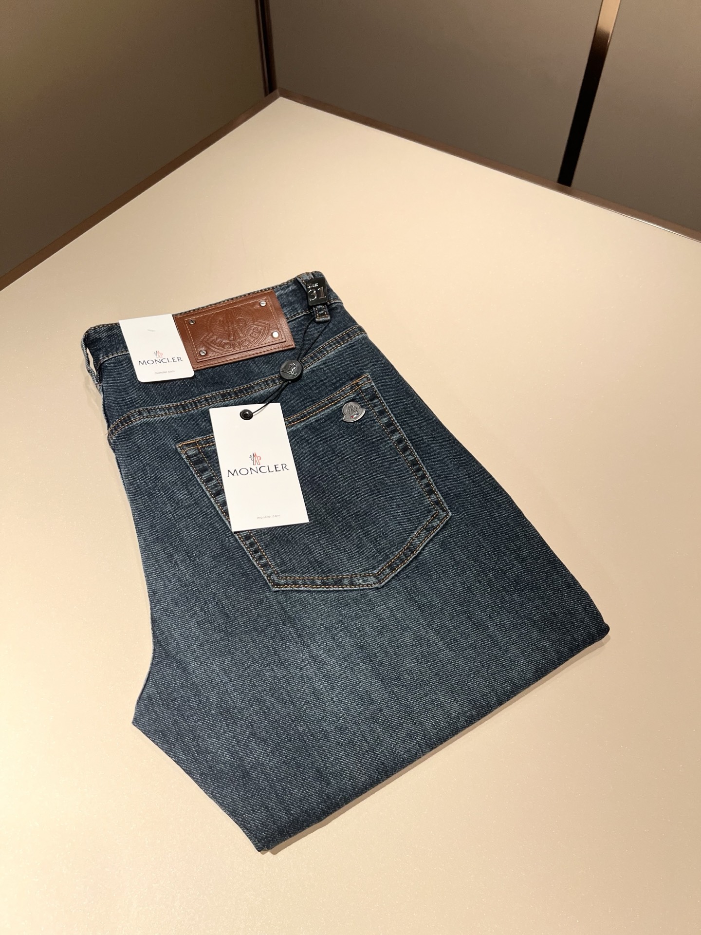 NO:758286,MONC's 2026 spring and summer new jeans are available through trading company channels and are available simultaneously on the official website!  M rare channel orders for high-end products, quality control, close your eyes and take it away without regrets!  Customized original logo badge design!  These denim trousers are made of pure cotton imported from customers!  The top-grade denim fabrics are carefully crafted, and the combination of ingredients is very basic but super perfect. The twill texture on the surface is clear and natural, and the hand feels solid and tough. You will definitely be convinced when you get it, and it can withstand random counter inspections!  The pattern is also very good. It is a super slim pattern. If you come across it, just pick it up quickly. It will save you a lot of effort in matching!  Size 29-40,,jeans,19860909MONC蒙*口2026春夏新款牛仔裤,贸易公司渠道稀出,同步官网发售！M稀缺渠道订单臻品,品质控闭眼收走的不后悔款！定制原版logo徽章设计！本款牛仔长裤选用客供进口纯棉面料！顶级牛仔面料精心制作,成份组合很基础却又是超完美,表面斜纹肌里感清晰自然,手感瓷实有韧性,实物到手绝对让你为之诚服,经得起随意柜台支验！版型方面也非常出色,属于超显瘦的版型,能碰到的就赶紧收下,会让你在搭配方面省下不少力！尺码29-40,,jeans,,Men's clothing