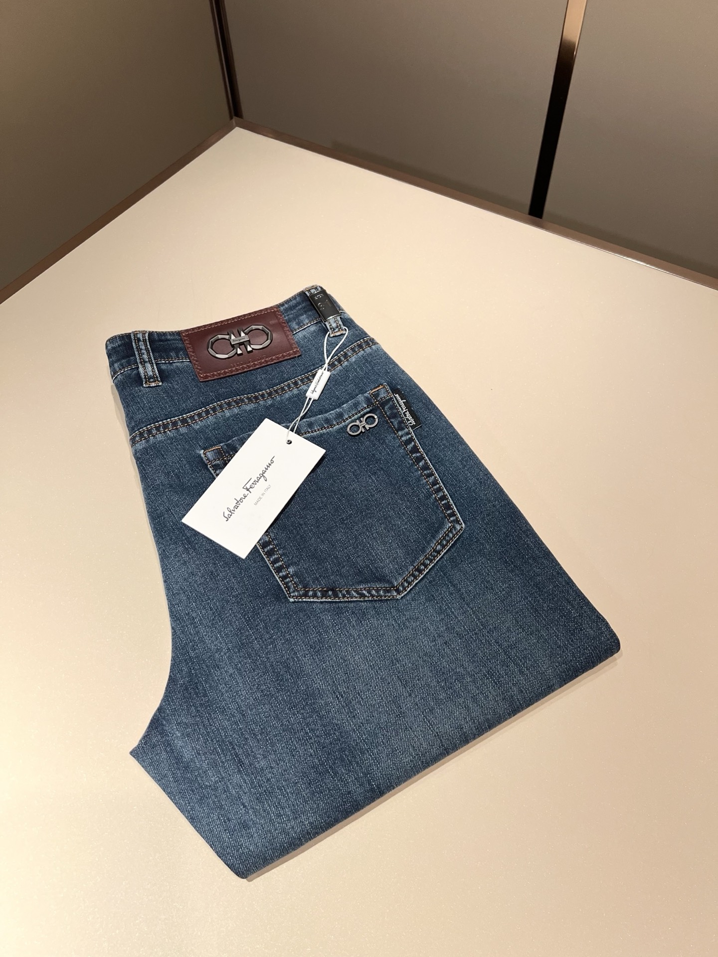 NO:758279,Ferraga*mo 2026 new spring and summer men's casual small straight jeans, original quality, original quality high-end fashion casual washed jeans, leather metal Ferragamo LOGO logo on the back waist, produced through original factory channels; sold simultaneously on G network, the thickness is just right to meet the needs of spring and summer wear. The fabric is soft and denim-like.  Beautiful washing process, just the right purity, very outstanding craftsmanship, neat cutting lines, perfect details. Casual and versatile four-season style, the upper body effect is not tight and excellent, showing a confident temperament; all the details show the classic logo of the perfect quality pants, which symbolizes the brand's highest quality. Owning the original hardware accessories is the beginning of another fashion!  Size 29-40,,ferragamo,ferragamo,jeans,19860909Ferraga*mo菲拉*慕2026春夏新款男款休闲小直筒牛仔裤 原单品质,原单品质高端时尚休闲水洗牛仔裤,后腰皮革金属菲拉格慕LOGO标识,原单代工厂渠道出品；G网同步发售,厚度刚好满足春夏穿搭需求 面料柔软具有牛仔面料 漂亮的水洗工艺,恰到好处的纯粹,工艺非常突出,车工走线整齐,完美细节出品.随意百搭的四季款,上身效果不紧绷极佳,彰显自信气质；所有细微处尽情展现完美品质裤子的经典Logo象征了品牌至高的品质,原厂五金配件 拥有,便是另一种时尚的开始 ！ 尺码29-40,,ferragamo,ferragamo,jeans,,Men's clothing