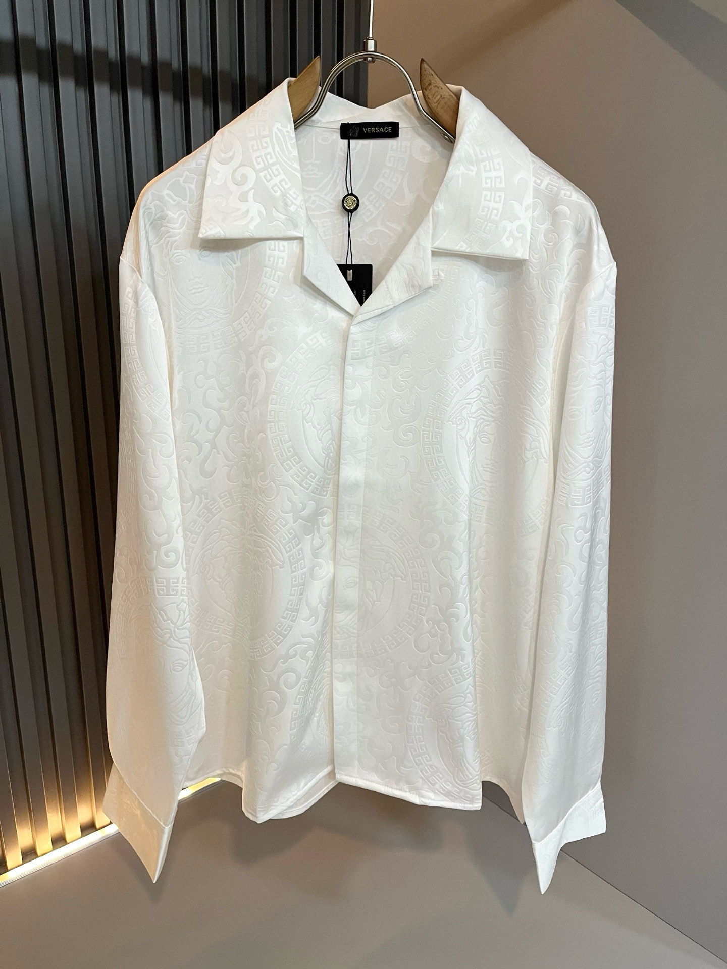 NO:758187,VERS*CE/Fan*zhe 2026 Spring and Summer New Original Single Pajamas Silk Set VERS*CE/Fan*zhe Trading Company Channel Products Value Recommendation, the panoramic letter pattern logo pattern decoration is extremely exquisite and highlights the gradient effect!  It is made with heavy craftsmanship and has a strong three-dimensional effect. It can only be made with advanced German equipment, highlighting the visually invincible shocking luxury. The craftsmanship level is extremely high and the craftsmanship is very important!  The imported silk fabric is supplied by the customer and has excellent skin-friendliness. The details are extremely perfect and impeccable. The upper body effect is very good. It is very eye-catching. There is no doubt that it will turn heads. It is an excellent item to improve the vision in the wardrobe. It is very handsome whether it is worn inside or alone. Size M-5XL [can wear up to 250 pounds],,versace,real silk,19860909VERS*CE/范*哲 2026春夏新品原单睡衣真丝套装VERS*CE/范*哲 贸易公司渠道 产品 值的推荐 ,全景字母花纹logo图案装饰极为精致凸显渐变效果！重磅工艺打造,立体感极强,唯有德国先进设备方能制作,凸显了视觉无敌的震撼奢华,工艺水准极高,非常重工匠心！客供进口真丝面料,亲肤性绝佳,细节极致完美,无可挑剔,上身效果非常出色,非常招眼吸睛,回头率毋庸置疑,衣橱里改良视觉的绝佳单品,无论内搭还是单穿都爆帅十足.尺码M-5XL【最大可穿250斤】,,versace,real silk,,Men's clothing