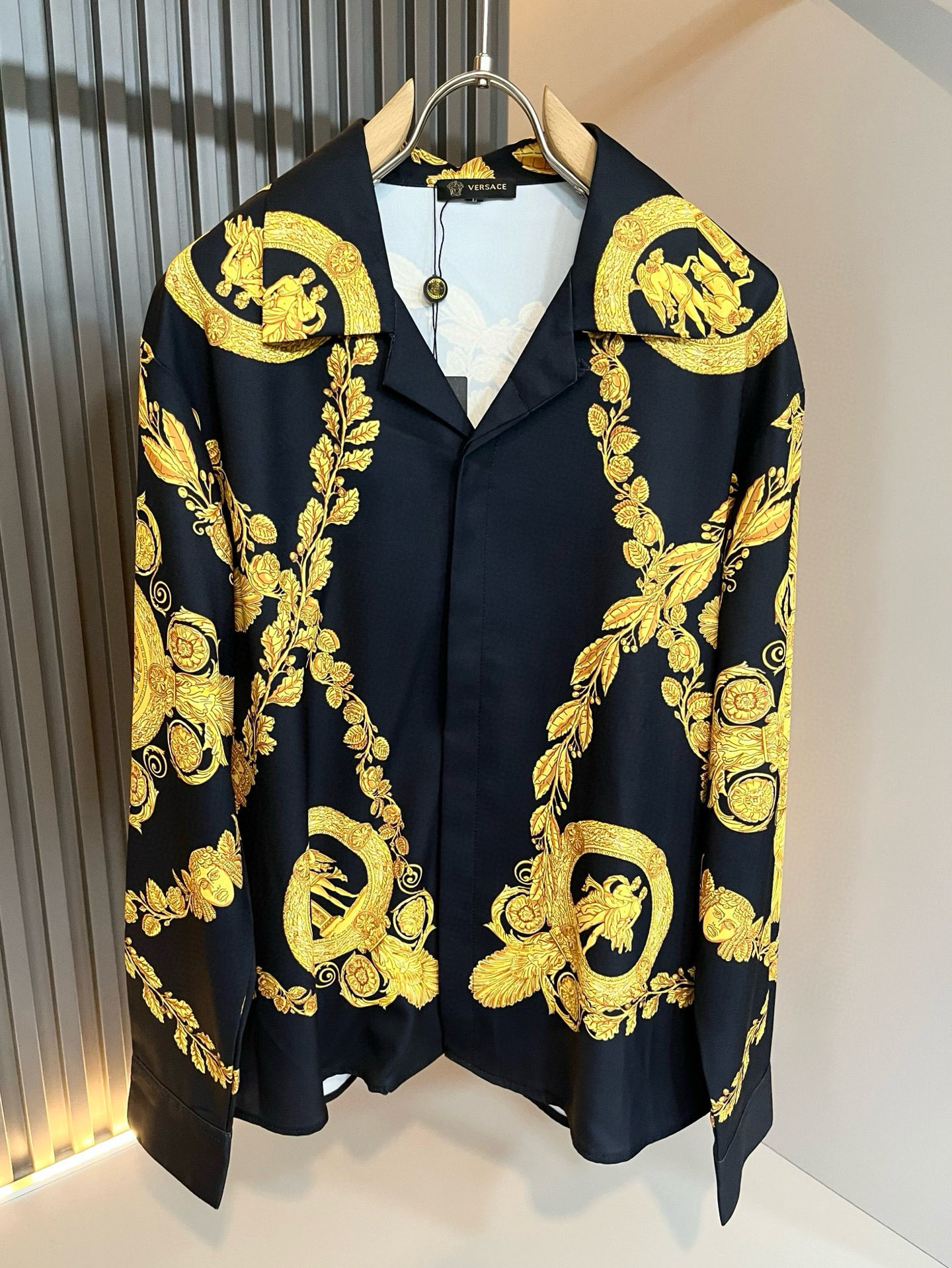 NO:758194,VERS*CE/Fan*zhe 2026 Spring and Summer New Original Single Pajamas Silk Set VERS*CE/Fan*zhe Trading Company Channel Product Value Recommendation, the panoramic printed letter pattern logo pattern decoration is extremely exquisite and highlights the gradient effect!  It is made with heavy craftsmanship and has a strong three-dimensional effect. It can only be made with advanced German equipment, highlighting the visually invincible shocking luxury. The craftsmanship level is extremely high and the craftsmanship is very important!  The imported silk fabric is supplied by the customer and has excellent skin-friendliness. The details are extremely perfect and impeccable. The upper body effect is very good. It is very eye-catching. There is no doubt that the rate of return is great. It is an excellent item to improve the vision in the wardrobe. It is very handsome whether it is worn inside or alone. Size M-5XL [maximum wear of 250 pounds], versace, real silk,19860909VERS*CE/范*哲 2026春夏新品原单睡衣真丝套装VERS*CE/范*哲 贸易公司渠道 产品 值的推荐 ,全景印花字母花纹logo图案装饰极为精致凸显渐变效果！重磅工艺打造,立体感极强,唯有德国先进设备方能制作,凸显了视觉无敌的震撼奢华,工艺水准极高,非常重工匠心！客供进口真丝面料,亲肤性绝佳,细节极致完美,无可挑剔,上身效果非常出色,非常招眼吸睛,回头率毋庸置疑,衣橱里改良视觉的绝佳单品,无论内搭还是单穿都爆帅十足.尺码M-5XL【最大穿250斤】,,versace,real silk,,Men's clothing