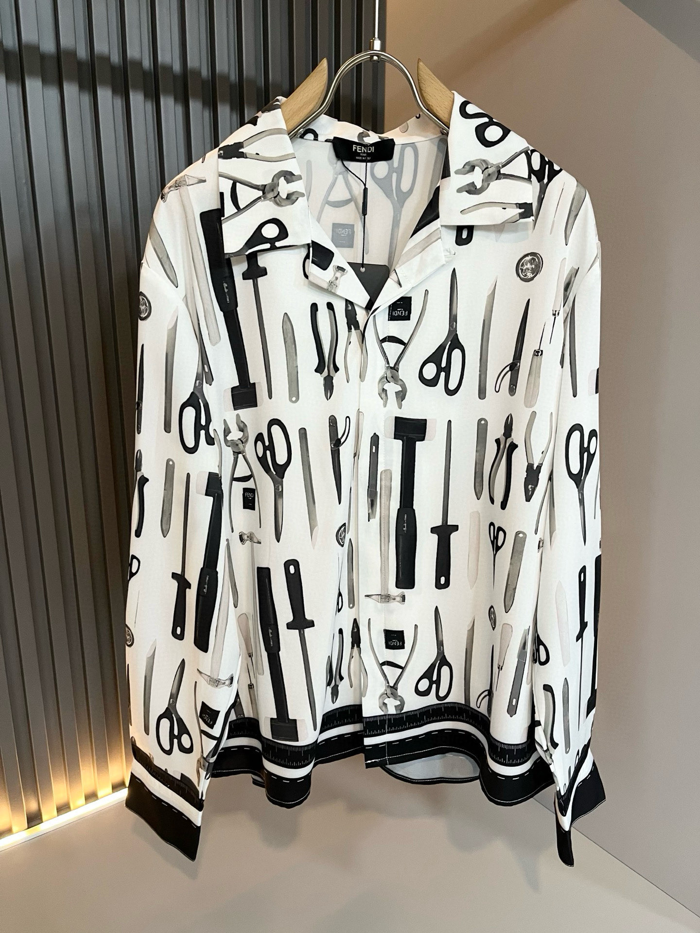 NO:758201,FEN*I Fen*di 2026 new spring and summer unisex pajamas set, original order from Italy, a popular item of the FD family, a representative and full-scale boutique, a boutique worth buying for all FD fans!  Pure Italian channel order, the FD family's high-end and popular product, a very popular item at the moment, decorated with the panoramic iconic FF letter logo!  High-end goods worth keeping for yourself and giving away!  The most classic BUGS series style items of the FD family are trendy and good-looking, full of trendy atmosphere, and extremely high-grade. It uses a very classic two-color combination, which gives people a strong visual impact and is highly recognizable. It is made of top-grade exclusive pure cotton fabrics, feels soft, delicate and comfortable, and the appearance is quite high-end and classy!  It perfectly interprets the charm of the brand and leaves a deep impression on people. It is more fashionable and charming, and the upper body is simple, elegant and fashionable, and there is no pressure to wear it!  Wear it alone or paired with it, it’s a beautiful sight that can’t be ignored!  Sizes M-5XL [maximum wear: 250 pounds],,fendi,dior,19860909FEN*I 芬*迪 2026春夏新款男女同款睡衣套装,意大利原厂订单,FD家族人气单品,代表性十足,规格感十足的精品,所有FD粉丝都值得抢购的精品！纯正意代渠道订单,FD家族的高奢人气爆款产物,当下十分火爆的单品,全景标志性FF字母标识logo修饰！值得自留和送人的高端货！FD家族最为经典的BUGS系列款式单品,新潮又好看,潮流气息感十足,档次规格感极高,并且采用十分经典的双色搭配,给人的视觉冲击感相当强烈,有着极高的辨识度,顶级专属纯棉面料,打造,触感柔软细腻舒适,品相相当高级有档次！完美诠释品牌魅力,给人留下深刻印象.更具时尚与韵味,上身简约大方时尚,对于穿搭更是毫无压力！单穿内搭都极有味道,不可忽视的靓丽风景线！ 尺码M-5XL【最大穿250斤】,,fendi,dior,,Men's clothing