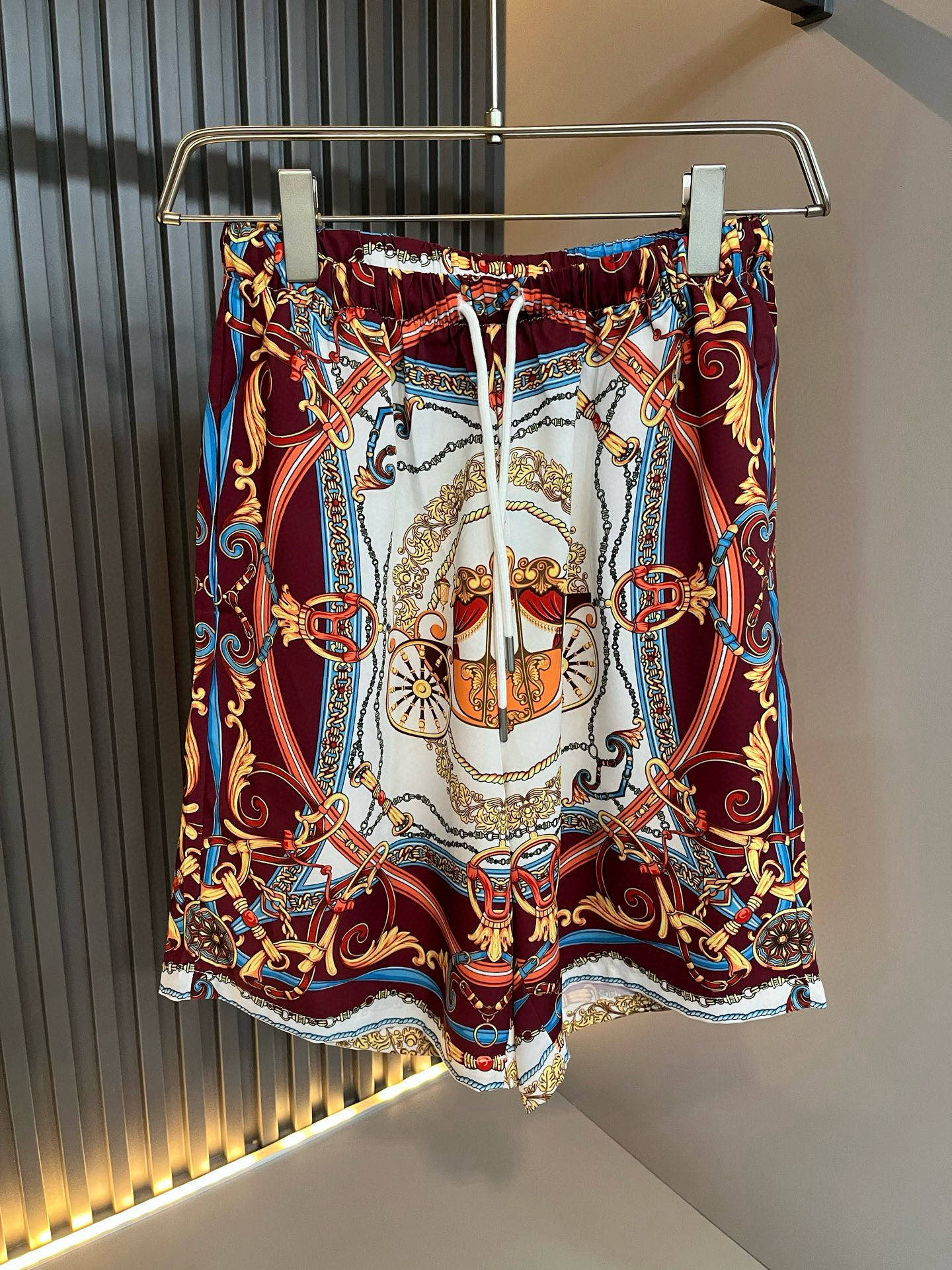 NO:761128,VERS*CE/Fan*zhe 2026 Spring and Summer New Original Single Pajamas Silk Set VERS*CE/Fan*zhe Trading Company Channel Product Value Recommendation, the panoramic printed letter pattern logo pattern decoration is extremely exquisite and highlights the gradient effect!  It is made with heavy craftsmanship and has a strong three-dimensional effect. It can only be made with advanced German equipment, highlighting the visually invincible shocking luxury. The craftsmanship level is extremely high and the craftsmanship is very important!  The imported silk fabric is supplied by the customer and has excellent skin-friendliness. The details are extremely perfect and impeccable. The upper body effect is very good. It is very eye-catching. There is no doubt that the rate of return is great. It is an excellent item to improve the vision in the wardrobe. It is very handsome whether it is worn inside or alone. Size M-5XL [maximum wear of 250 pounds], versace, real silk,19860909VERS*CE/范*哲 2026春夏新品原单睡衣真丝套装VERS*CE/范*哲 贸易公司渠道 产品 值的推荐 ,全景印花字母花纹logo图案装饰极为精致凸显渐变效果！重磅工艺打造,立体感极强,唯有德国先进设备方能制作,凸显了视觉无敌的震撼奢华,工艺水准极高,非常重工匠心！客供进口真丝面料,亲肤性绝佳,细节极致完美,无可挑剔,上身效果非常出色,非常招眼吸睛,回头率毋庸置疑,衣橱里改良视觉的绝佳单品,无论内搭还是单穿都爆帅十足.尺码M-5XL【最大穿250斤】,,versace,real silk,,Men's clothing