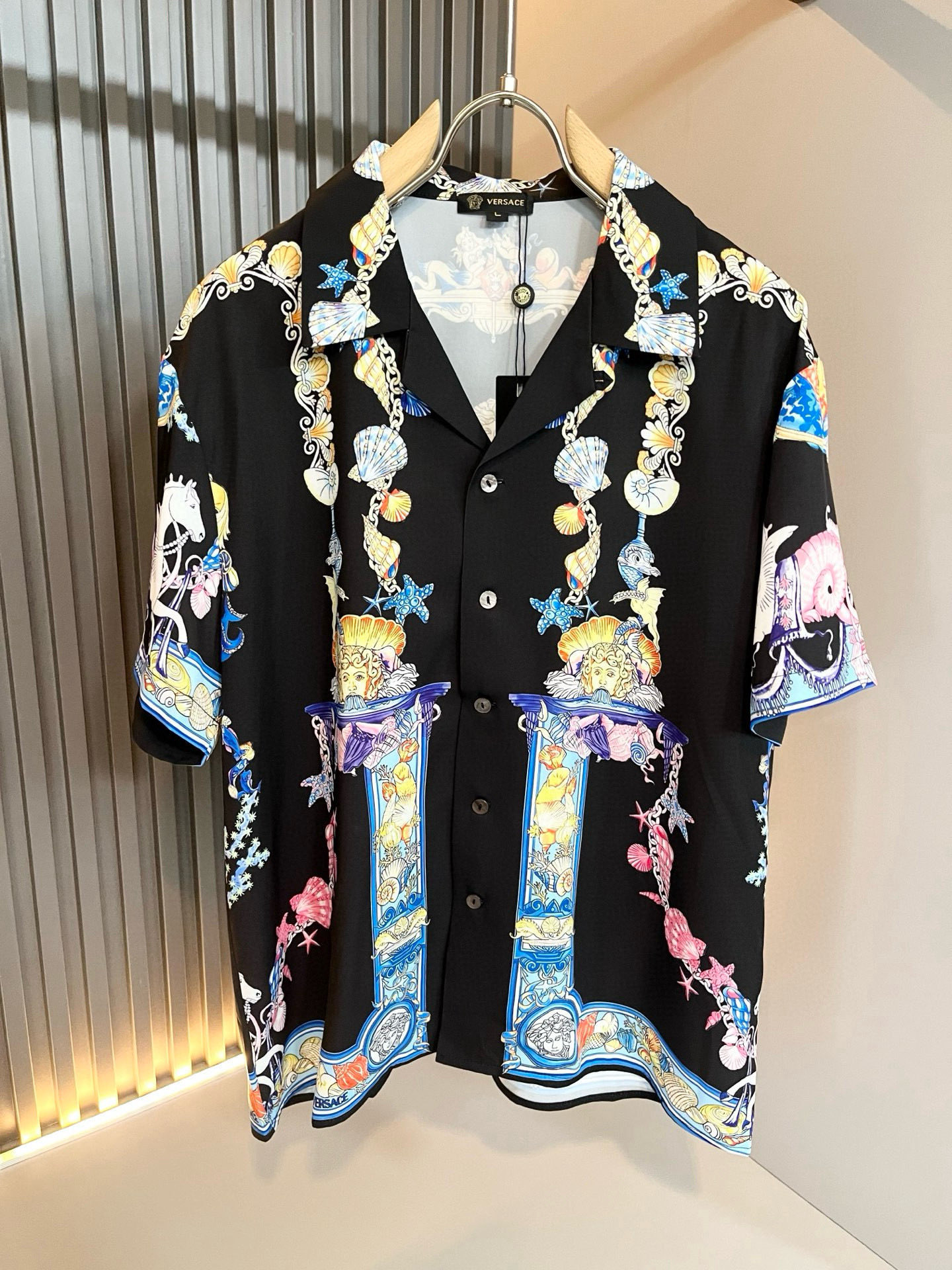 NO:758225,VERS*CE/Fan*zhe 2026 Spring and Summer New Original Single Pajamas Silk Set VERS*CE/Fan*zhe Trading Company Channel Product Value Recommendation, the panoramic printed letter pattern logo pattern decoration is extremely exquisite and highlights the gradient effect!  It is made with heavy craftsmanship and has a strong three-dimensional effect. It can only be made with advanced German equipment, highlighting the visually invincible shocking luxury. The craftsmanship level is extremely high and the craftsmanship is very important!  The imported silk fabric is supplied by the customer and has excellent skin-friendliness. The details are extremely perfect and impeccable. The upper body effect is very good. It is very eye-catching. There is no doubt that the rate of return is great. It is an excellent item to improve the vision in the wardrobe. It is very handsome whether it is worn inside or alone. Size M-5XL [maximum wear of 250 pounds], versace, real silk,19860909VERS*CE/范*哲 2026春夏新品原单睡衣真丝套装VERS*CE/范*哲 贸易公司渠道 产品 值的推荐 ,全景印花字母花纹logo图案装饰极为精致凸显渐变效果！重磅工艺打造,立体感极强,唯有德国先进设备方能制作,凸显了视觉无敌的震撼奢华,工艺水准极高,非常重工匠心！客供进口真丝面料,亲肤性绝佳,细节极致完美,无可挑剔,上身效果非常出色,非常招眼吸睛,回头率毋庸置疑,衣橱里改良视觉的绝佳单品,无论内搭还是单穿都爆帅十足.尺码M-5XL【最大穿250斤】,,versace,real silk,,Men's clothing