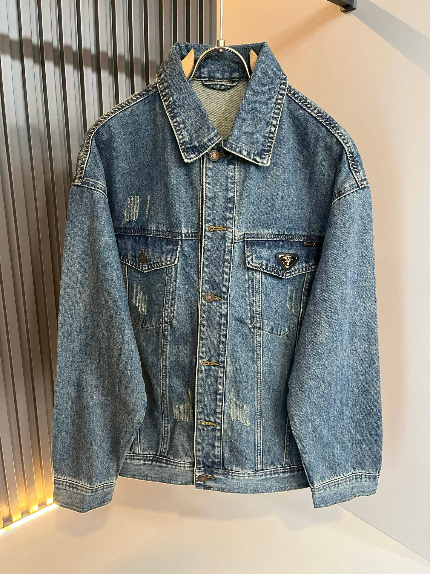 NO:758270,PRA*DA Prada 2026 spring and summer new denim jackets for men and women, new products on sale!  Denim orchids are high-end, versatile and pragmatic without being sensational!  Limited edition for Hong Kong, Macao and Taiwan!  !  The three-dimensional cutting pure cotton material is not easy to wrinkle. The pure cotton material is breathable and comfortable. It is undertaken by a Taiwanese foreign trade company. The exquisite and delicate material seems to be Prada's patent. High quality. Customized chest pocket triangle logo design!  Integrating well with modern people's lifestyle, not only the materials, colors and styles, but also the life philosophy behind the design coincides with the dual mentality of modern people pursuing practicality and popular beauty. A perfect balance between function and aesthetics is not only a display of fashion trends, but also the ultimate in modern aesthetics. Another alternative to mature styles, sizes M-4XL, prada, prada, jackets & coats, jackets & coats,19860909PRA*DA 普拉达 2026春夏新款男女同款牛仔夹克外套,新品发售！牛仔兰高级百搭实用主义不哗众取宠！港澳台地区限定款！！立体裁剪纯棉材质不易褶皱纯棉材质透气舒适、台湾外贸公司承接、材质精致细腻似乎是普拉达专利品质上乘 定制胸前口袋三角logo设计！与现代人生活形态水乳相融,不仅在材料、颜色与款式工夫,设计背后的生活哲学正巧契合现代人追求切身实用与流行美观的双重心态,在机能与美学之间取得完美平衡,不但是时尚潮流的展现,更是现代美学的极致.的另一种选择替代风格成熟、尺码M-4XL,,prada,prada,jackets & coats,jackets & coats,,Men's clothing