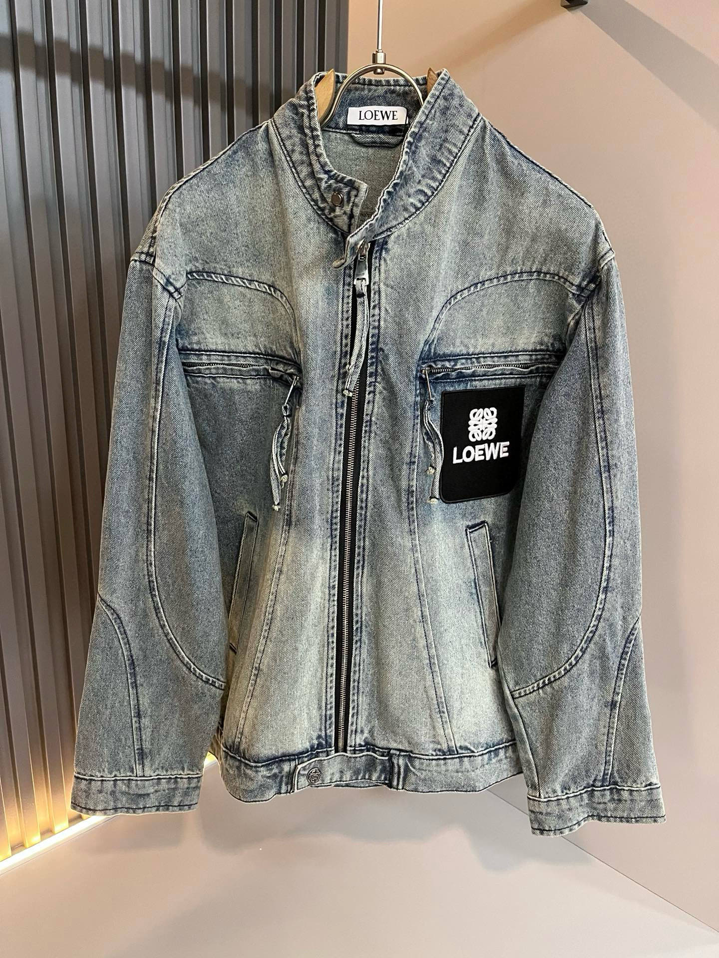 NO:758232,LO*WE/Luo*Wei 2026 spring and summer new denim jackets for men and women, available from trading company channels, the latest products, sold simultaneously in official counters, classic star-level items!  LO*WE's leather goods have the highest say in the entire fashion circle. The brand value is very influential and has a century-old historical and cultural heritage. It is a brand used by the royal family and nobles. Its exquisite craftsmanship and design have subverted modern aesthetics!  The overall design is in line with the aesthetic design of the LOE family, using classic brand elements, perfectly inheriting the essence and genes of the LOE family, and injecting the brand logo pattern embroidery design on the chest!  Customized denim fabric!  The vision is quite exquisite and beautiful, highlighting the brand characteristics, highly recognizable and very fashionable. The overall design interprets minimalism to the extreme, simple and elegant!  Customers are supplied with high-grade materials imported from Egypt, which are extremely luxurious and special materials. The fabric properties are all of the highest quality. The tactile experience is self-evident, and you can enjoy the ultimate luxury!  The appearance is perfect, and the details are exquisite and elegant. It not only reduces age but also highlights the fashionable temperament. The upper body is full of temperament. The color matching is quite in line with the needs of matching seasons. It has a high degree of control and mix-matching. It has no age limit and has an excellent sense of style!  Size M-4XL,,loewe,jackets & coats,jackets & coats,19860909LO*WE/罗*威2026春夏新款牛仔男女同款夹克外套,贸易公司渠道货,最新品,官柜同步售卖,经典明星级单品！LO*WE家的皮具单品在整个时装圈最有极高的的发言权,品牌价值影响力颇高,有着百年历史文化底蕴,皇室御贵族御用品牌,其精湛的手工艺及设计感颠覆了现代审美！整体的设计符合LOE家美学设计,运用了经典的品牌元素,完美沿袭了LOE家的精髓与基因,胸前注入品牌logo标识图案刺绣设计！定制牛仔面料！视觉颇为精致美观,彰显了品牌特质,辨识度极高且极具时髦感,整体的设计将极简主义阐释到极致,简约而大方！客供埃及进口高级物料,极为奢华特殊的材质,面料属性皆为上乘,触感体验不言而喻,奢华极致享受！品相完美如斯,细节处处精致考究,即减龄又凸显了时髦气质感,上身满满的气质感,配色相当符合搭配季节需求,驾驭度混搭性极高,无关年龄界定,造型感极佳的一款单品！尺码M-4XL,,loewe,jackets & coats,jackets & coats,,Men's clothing