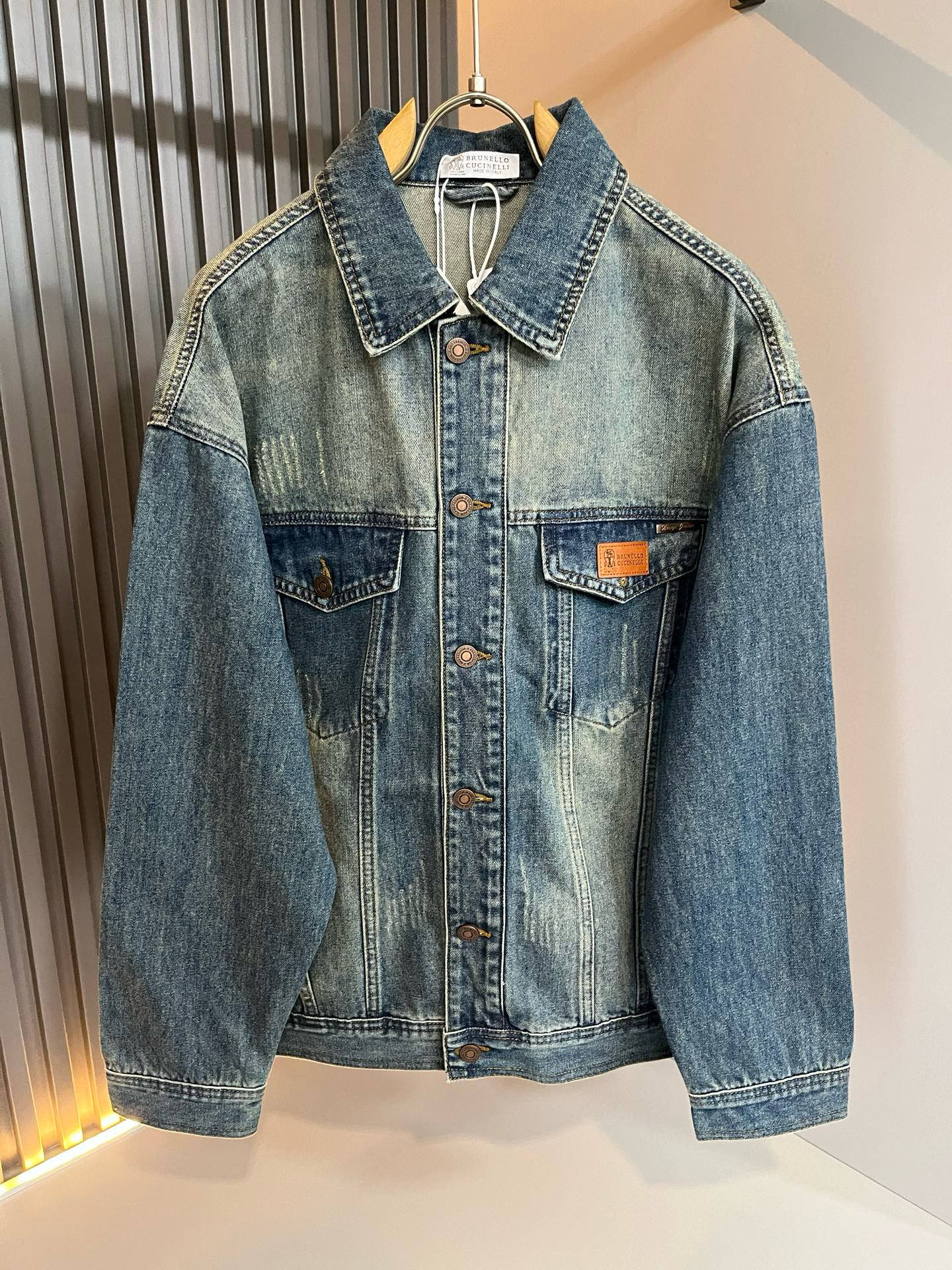 NO:758239,BC-Brunello Cucineli 2026 new spring and summer light luxury denim jacket for men and women, the details and quality are always flawless, and the design is heavily washed!  Creative design of leather logo pattern!  You can’t be considered a fashionista if you don’t buy a few pieces of Louis this spring. It interprets Louis’ iconic elements and is something that everyone loves. It is super soft and tough, and has excellent breathability. It comes from world-class trade-level OEM channels, and the quantity is extremely rare and sold out. Clean and neat. This is BC’s specialty and the latest technology of this season. The level of detail has reached the top, and the loose three-dimensional tailoring design is a must-have. It is a fusion of luxury and fashion!  Size M-4XL,,brunello cucinelli,louis vuitton,jackets & coats,jackets & coats,19860909BC-Brunello Cucineli 2026春夏新款轻奢男女同款牛仔夹克外套,细节品质永远的那么完美无瑕,重工洗水设计！皮革logo图案创意设计！今年春季节没有入手几件路易你算不上时尚达人.诠释路易的标志性元素,实属人见人爱的东西.超级柔软且具有韧性,透气感也是绝佳.来自世界级贸易级别的代工厂渠道,数量极其稀少售完无补.干净俐落.这是BC的看家绝活也是本季度的最新工艺.细致化程度已经达到顶端了,宽松立体剪裁的版型设计堪称一绝.属于奢华与时尚的融合！尺码M-4XL,,brunello cucinelli,louis vuitton,jackets & coats,jackets & coats,,Men's clothing