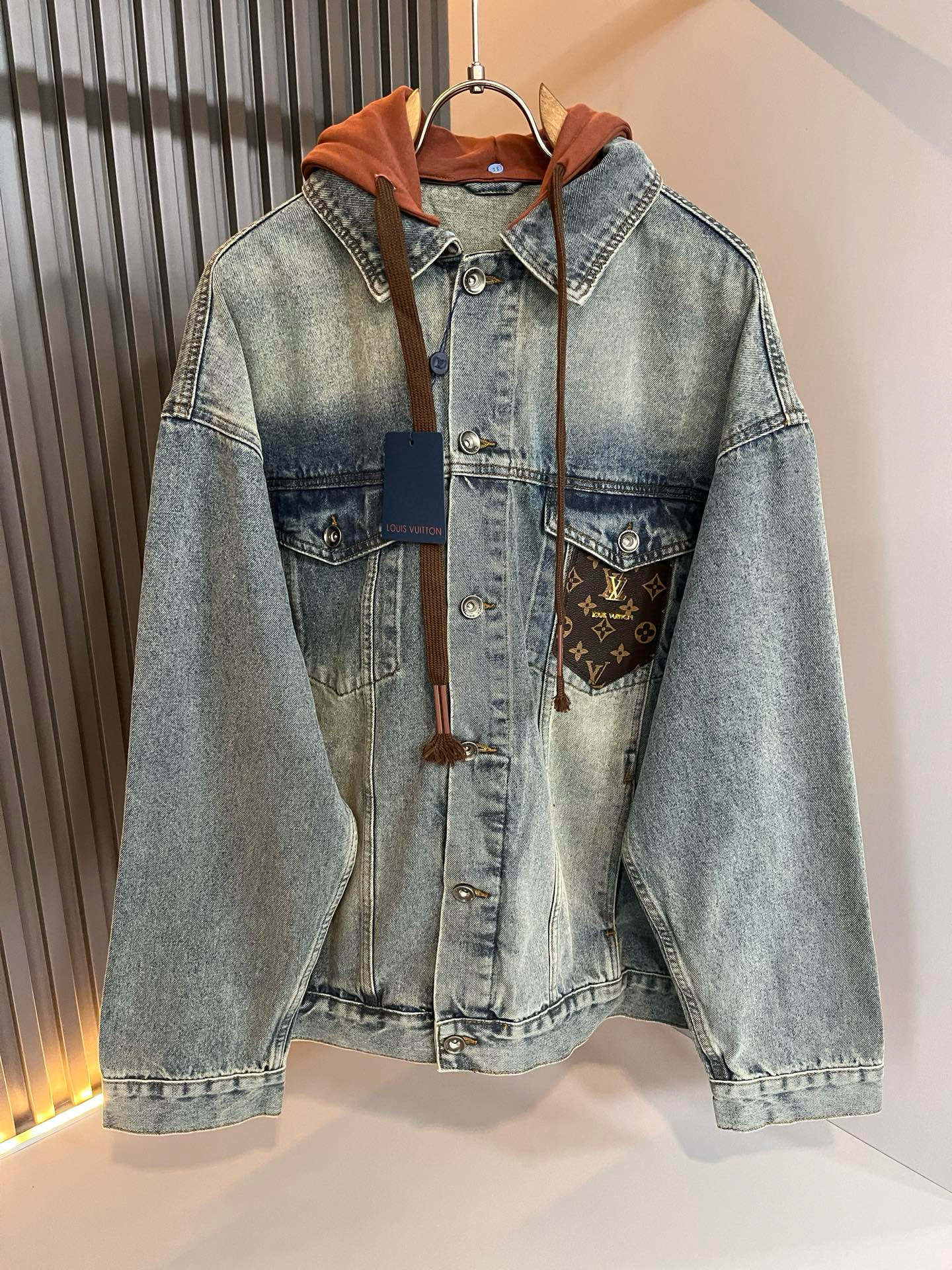 NO:758245,Louis Vuit*on 2026 spring and summer new light luxury unisex denim jacket, the new high-end of the Louis family, the details and quality are always flawless, and the heavy-duty wash design!  Creative design of leather logo pattern on the chest!  You can’t be considered a fashionista if you haven’t bought a few pieces of Louis this spring. It interprets Louis’ iconic elements and is something that everyone loves. It is super soft and tough, and has excellent breathability. It comes from world-class trade-level OEM channels, and the quantity is extremely rare and sold out. Clean and neat. This is the Louis family’s specialty and the latest craftsmanship of this season. The level of detail has reached the top, and the loose three-dimensional tailoring design is a must-have. It is a fusion of luxury and fashion!  Size M-3XL,,louis vuitton,louis vuitton,jackets & coats,jackets & coats,19860909Louis Vuit*on 路易*登 2026春夏新款轻奢男女同款牛仔夹克外套,路易家族的新高端,细节品质永远的那么完美无瑕,重工洗水设计！胸前皮革logo图案创意设计！今年春季节没有入手几件路易你算不上时尚达人.诠释路易的标志性元素,实属人见人爱的东西.超级柔软且具有韧性,透气感也是绝佳.来自世界级贸易级别的代工厂渠道,数量极其稀少售完无补.干净俐落.这是路易家族的看家绝活也是本季度的最新工艺.细致化程度已经达到顶端了,宽松立体剪裁的版型设计堪称一绝.属于奢华与时尚的融合！尺码M-3XL,,louis vuitton,louis vuitton,jackets & coats,jackets & coats,,Men's clothing